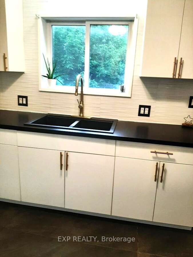 577 King Street Property Photo 6