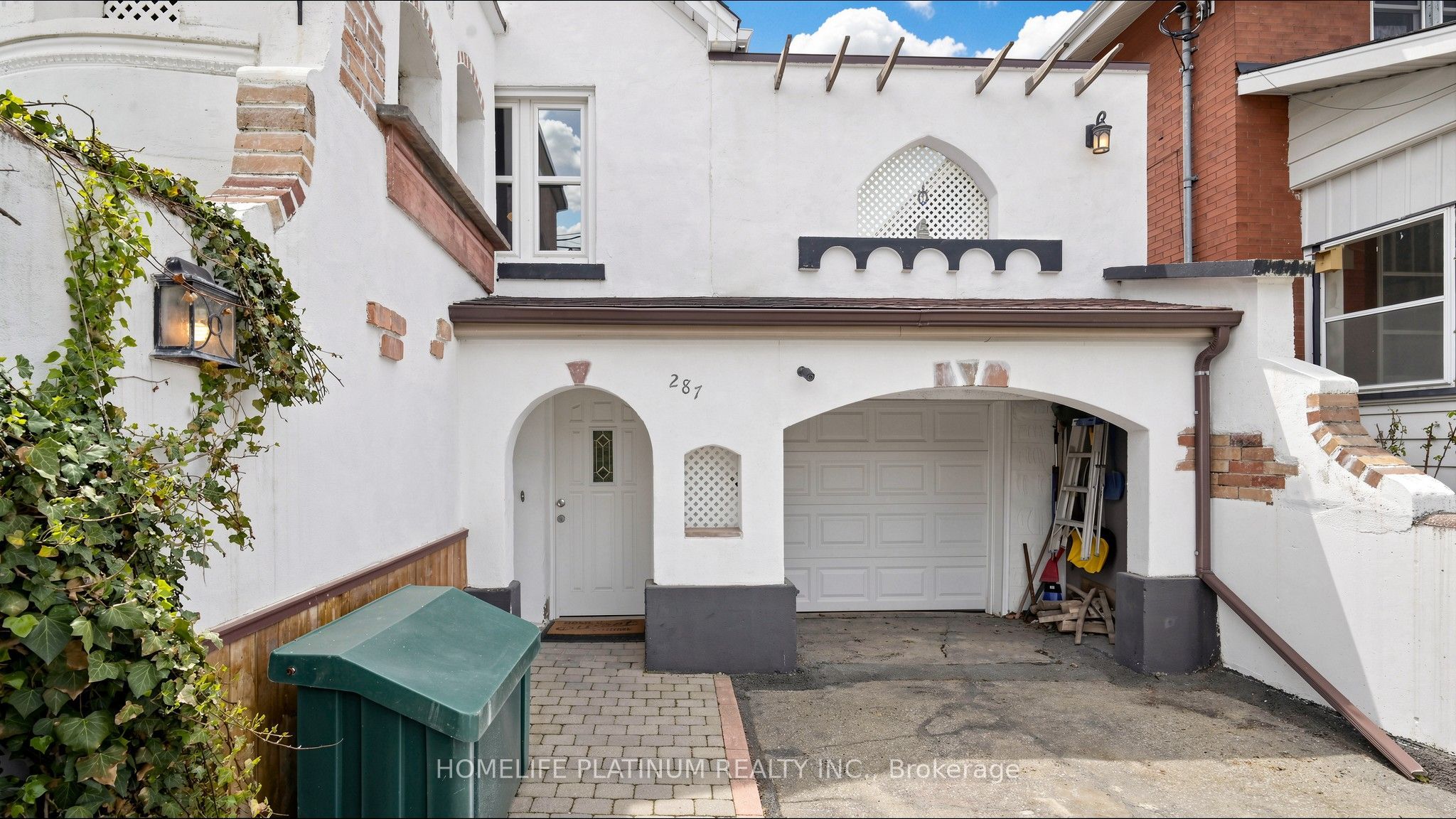 287 Courtland Avenue E Property Photo 4