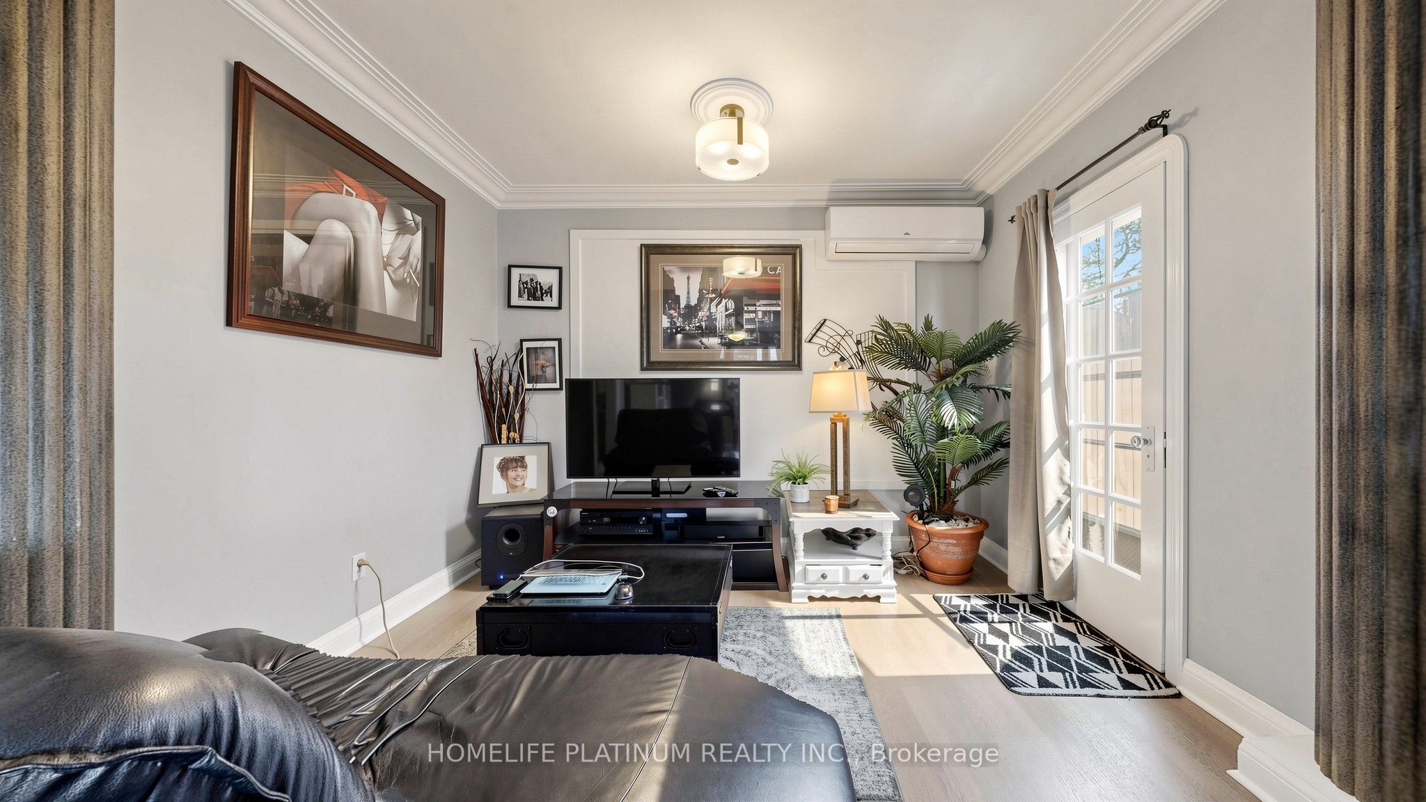 287 Courtland Avenue E Property Photo 6