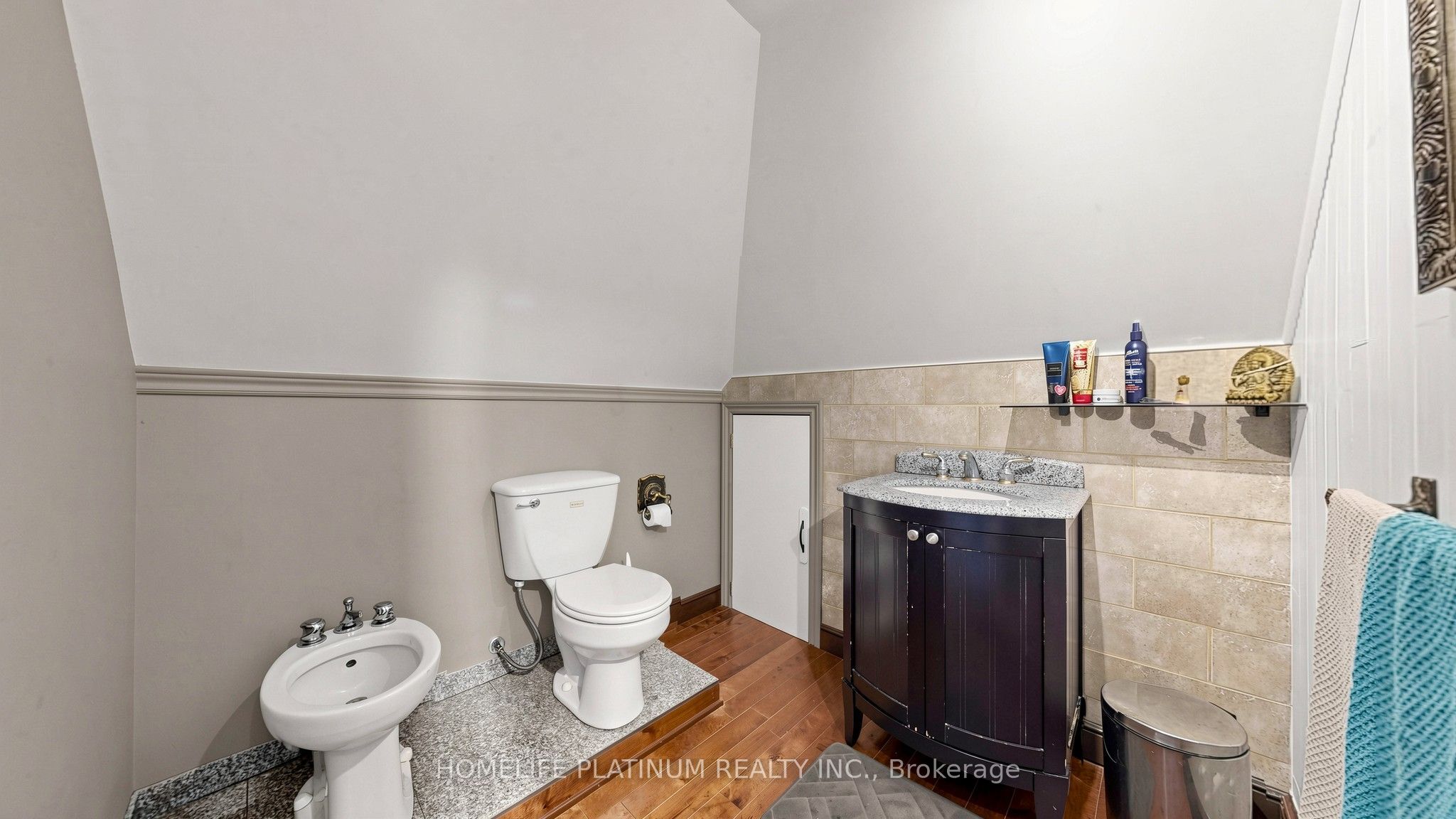 287 Courtland Avenue E Property Photo 22