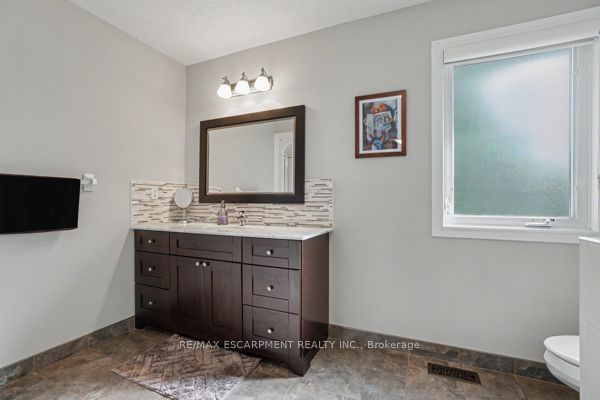 8 Upton Court Property Photo 17