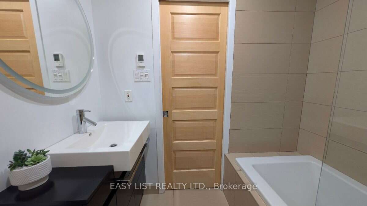 1895 Savoy Place Property Photo 28