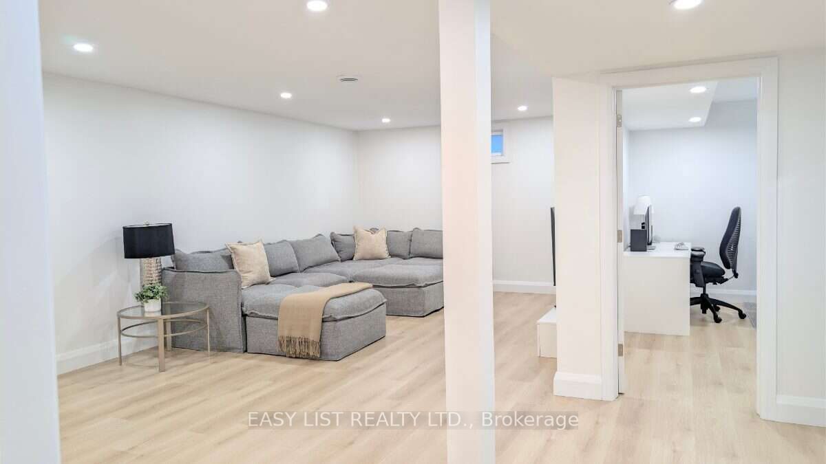 1895 Savoy Place Property Photo 31