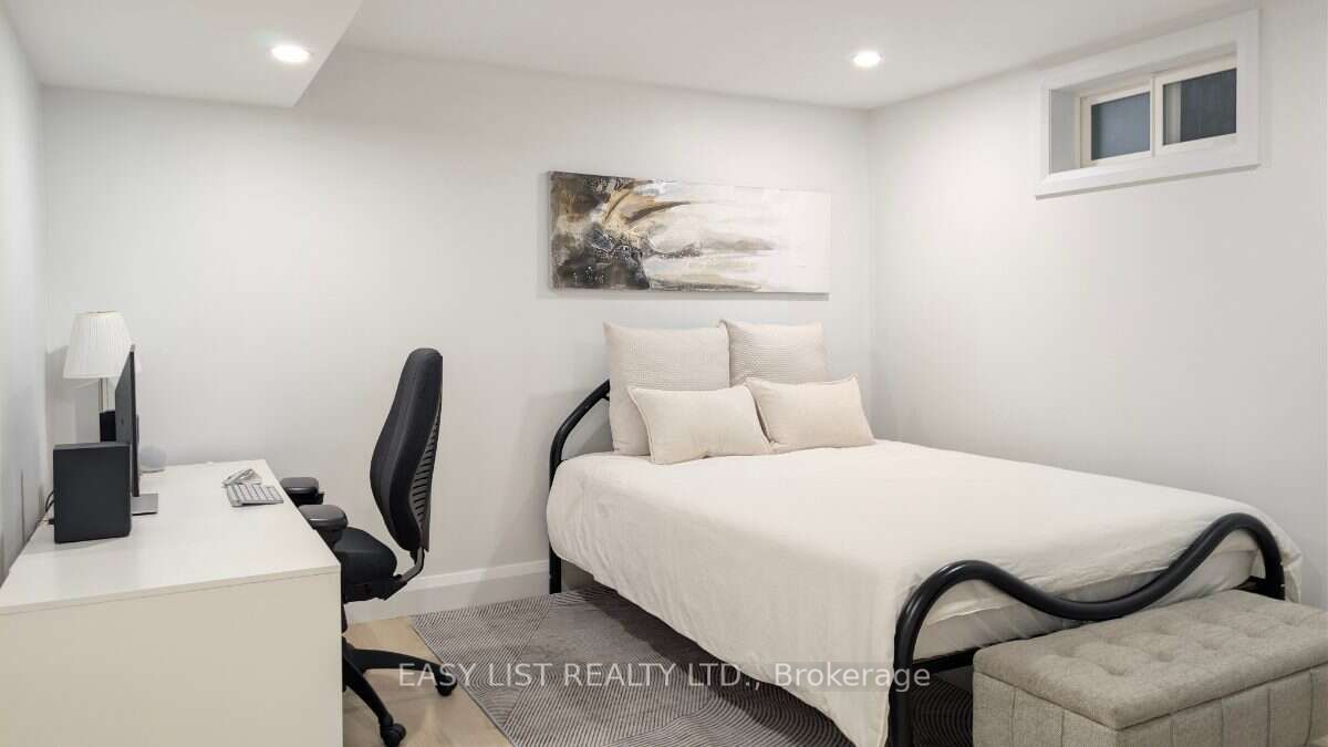 1895 Savoy Place Property Photo 33