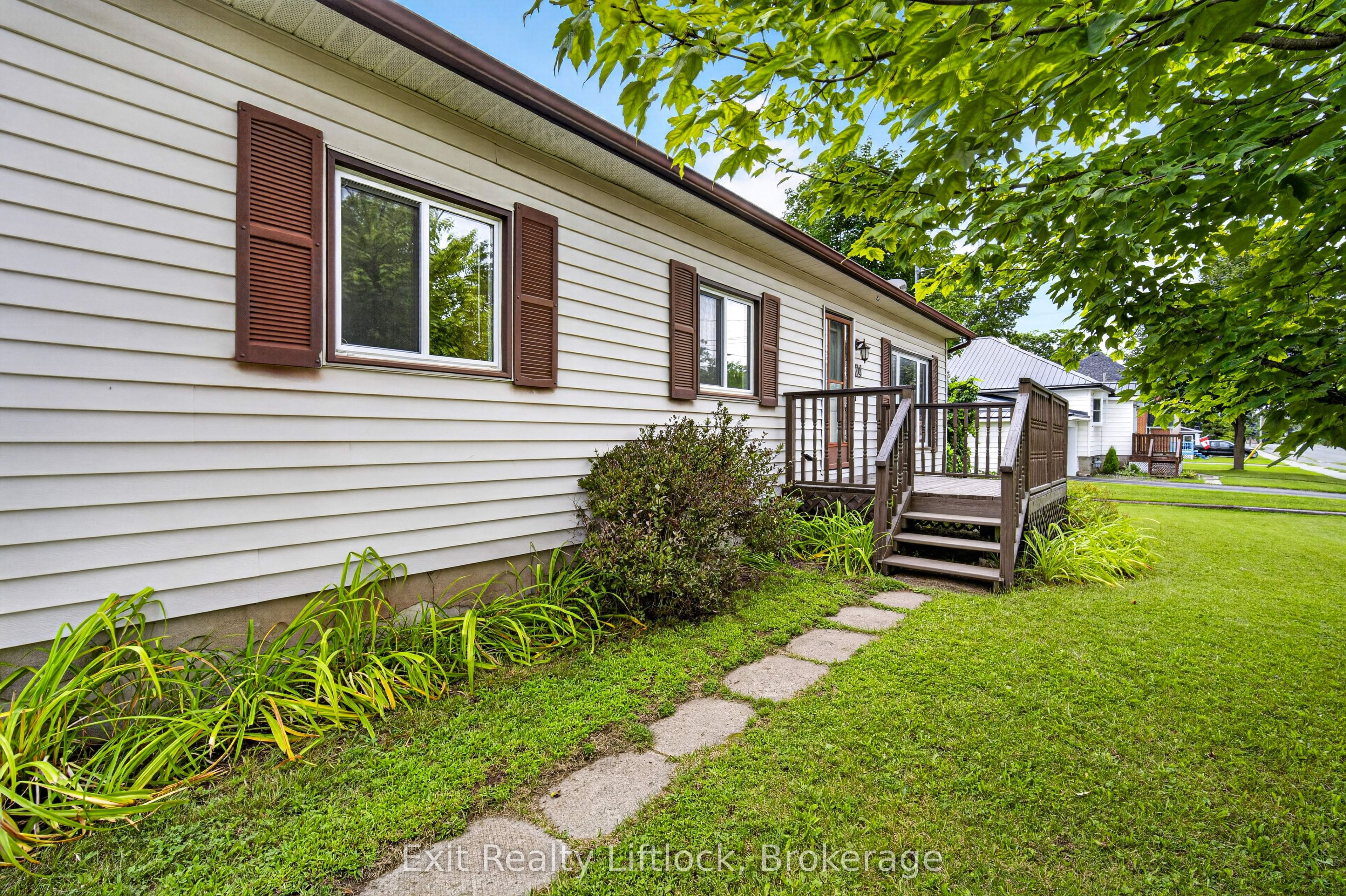 24 King Street W Property Photo 3