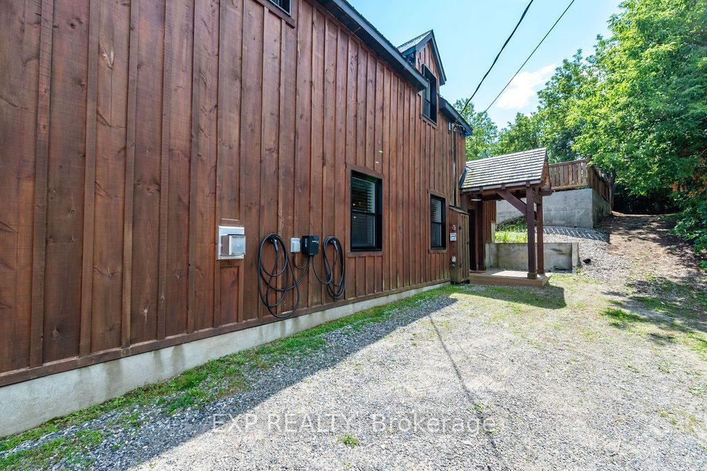 12595 Lanark Road Property Photo 8