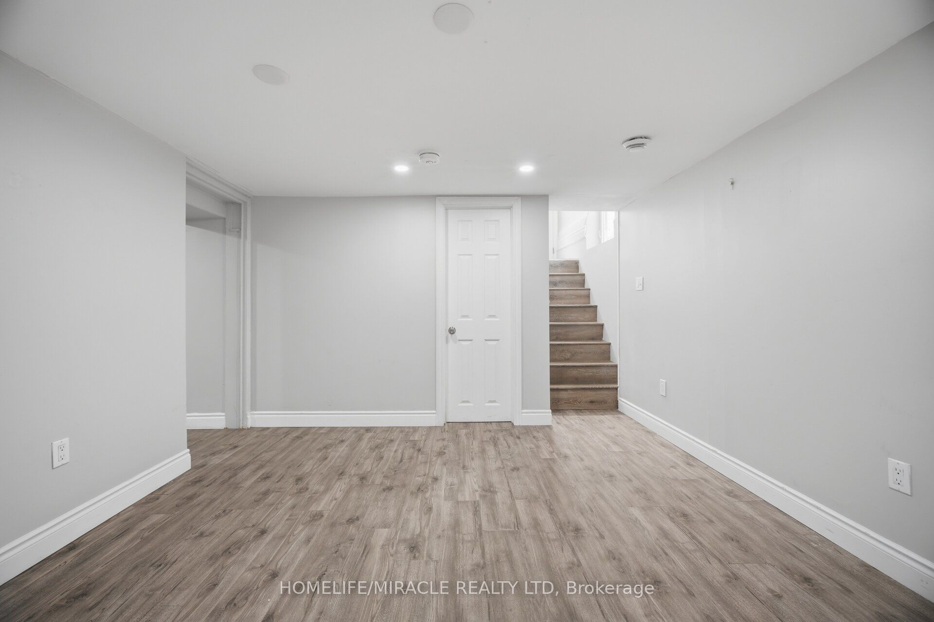 199 Allen Street E Property Photo 33