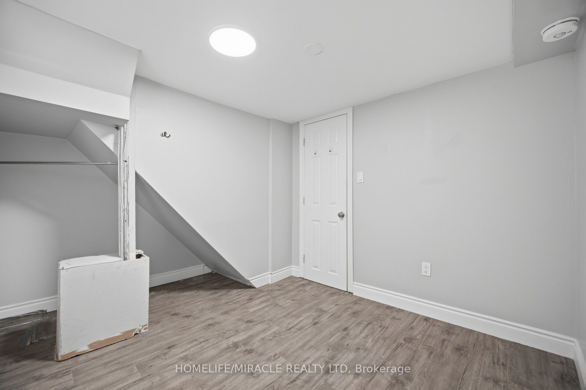 199 Allen Street E Property Photo 45