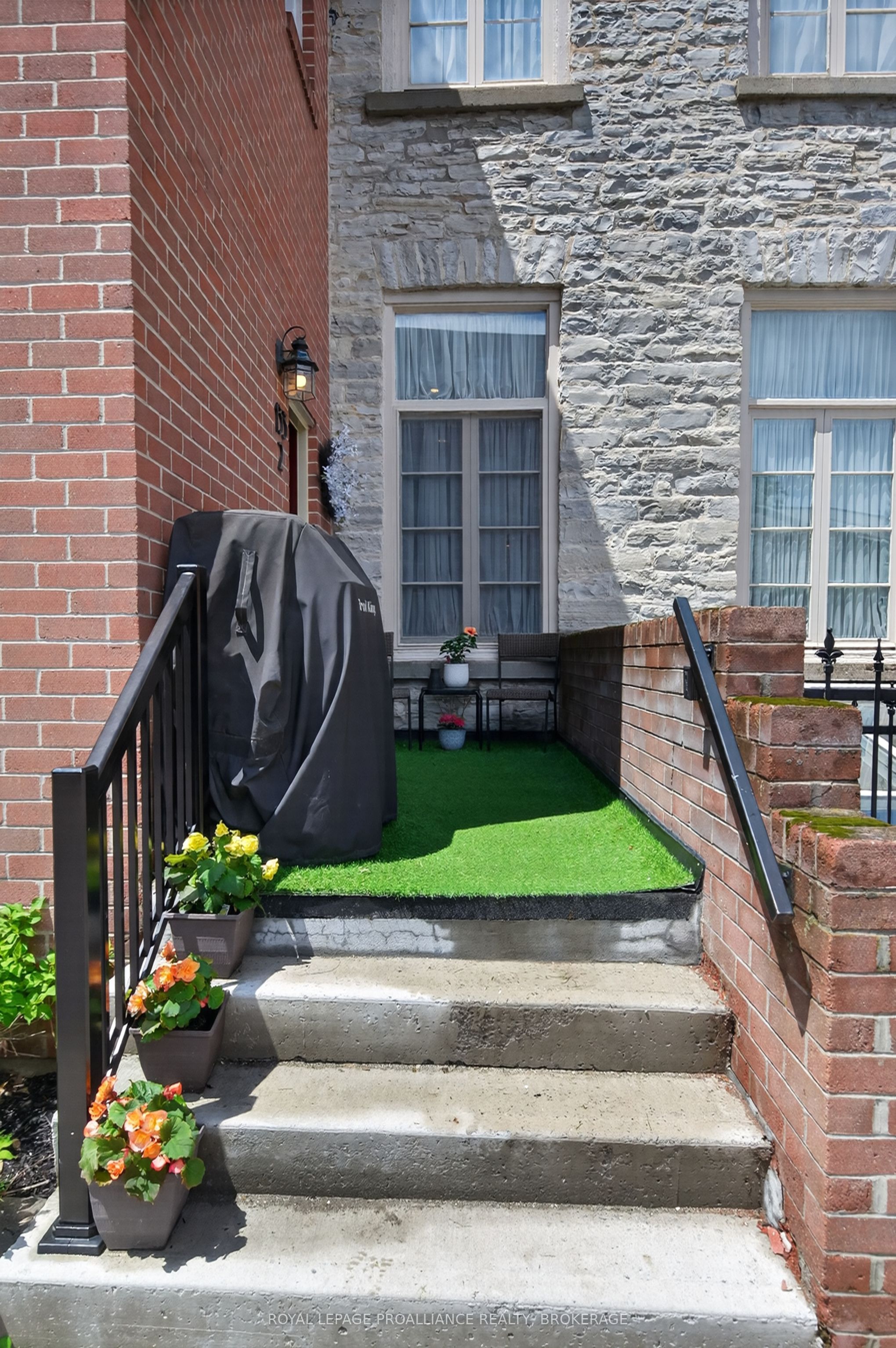 133 King Street E 2 Property Photo 3