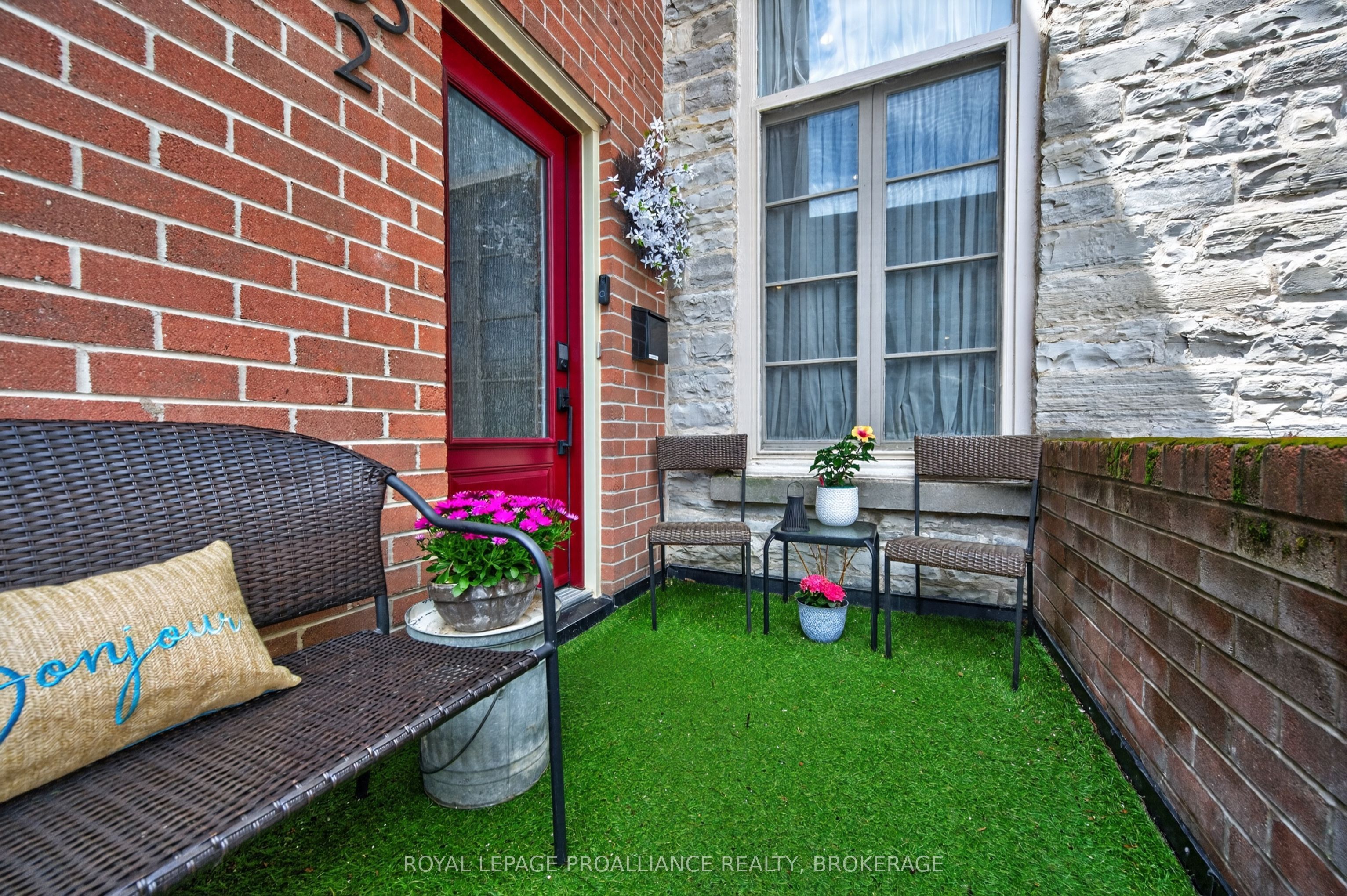 133 King Street E 2 Property Photo 4