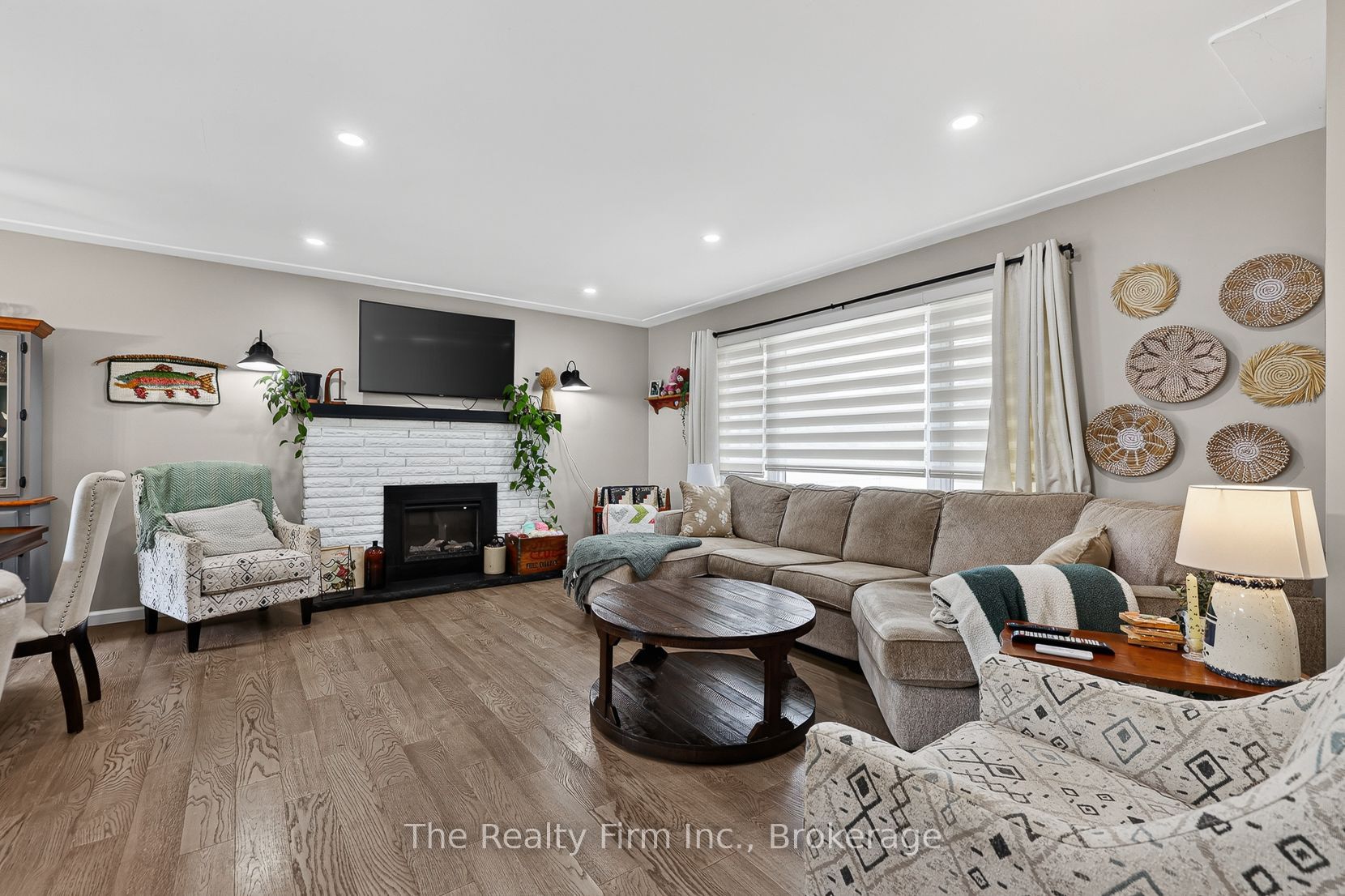 126 Springbank Avenue N Property Photo 6