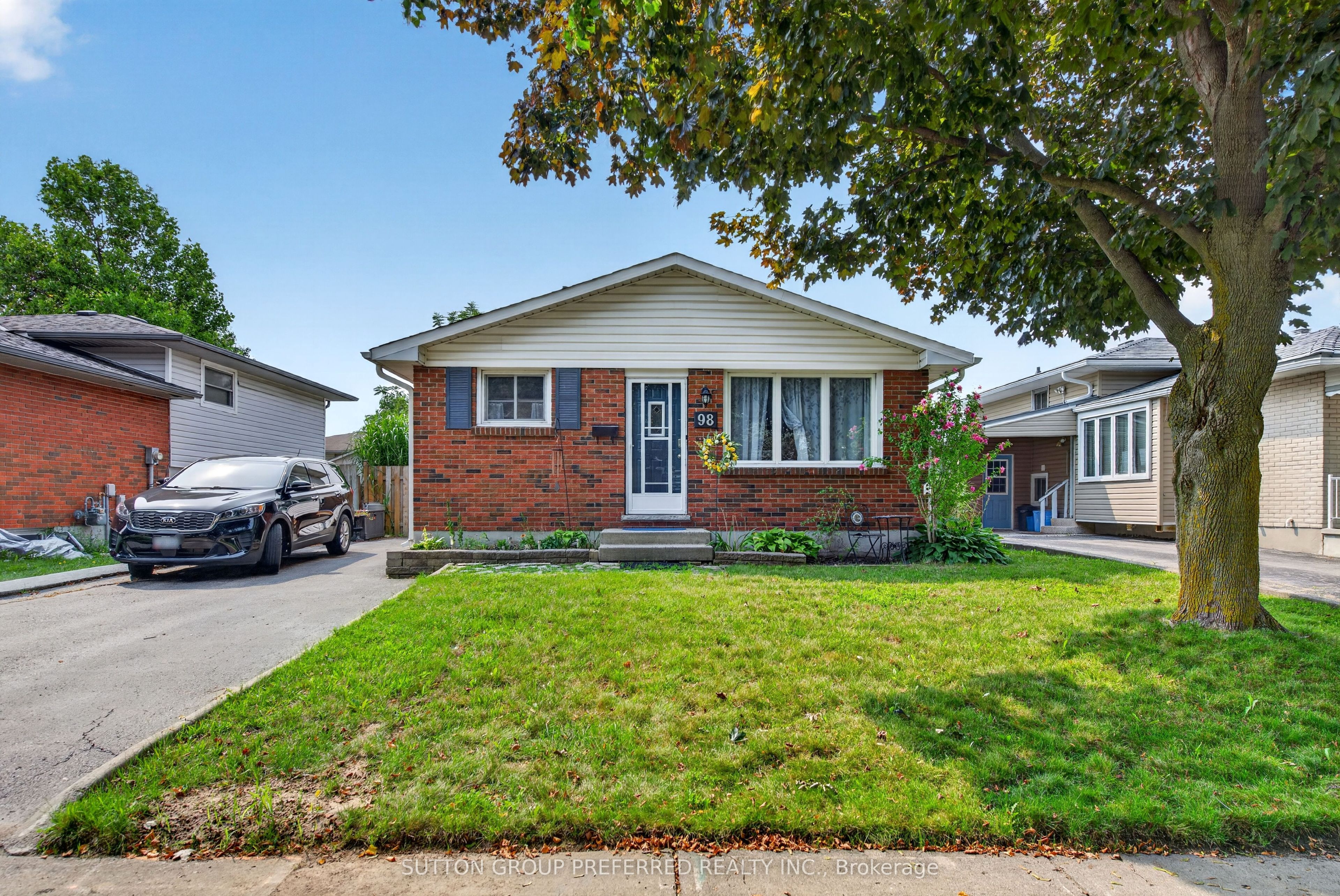 98 Surrey Crescent Property Photo 1