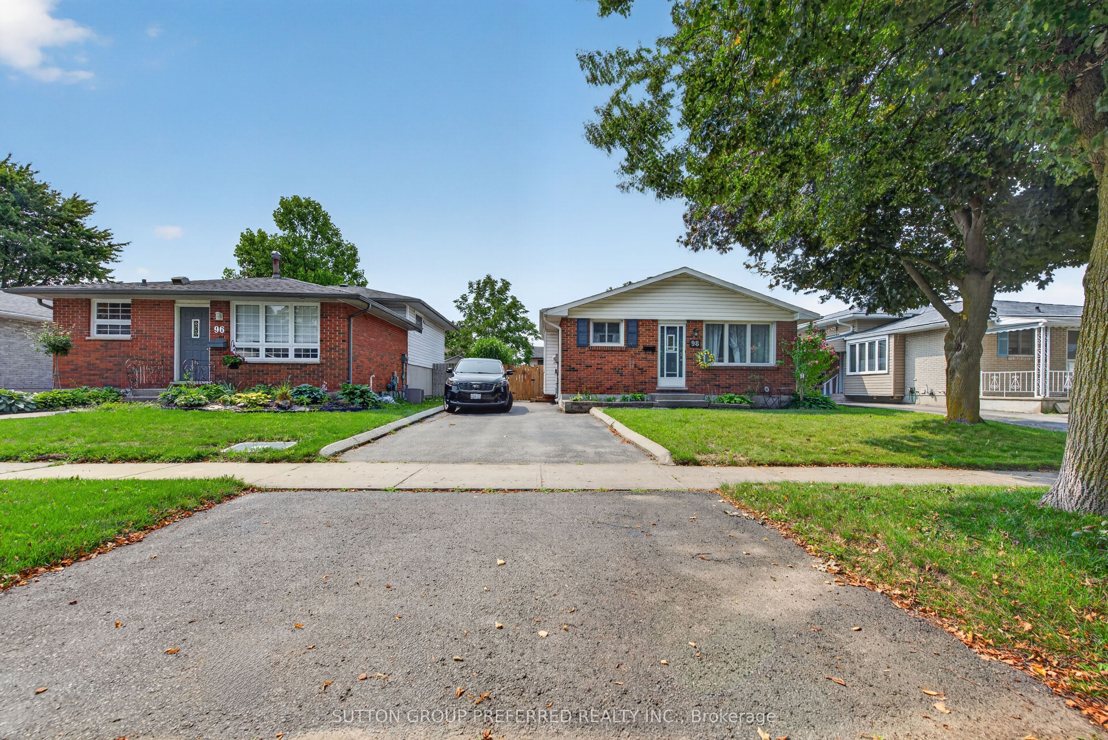 98 Surrey Crescent Property Photo 2