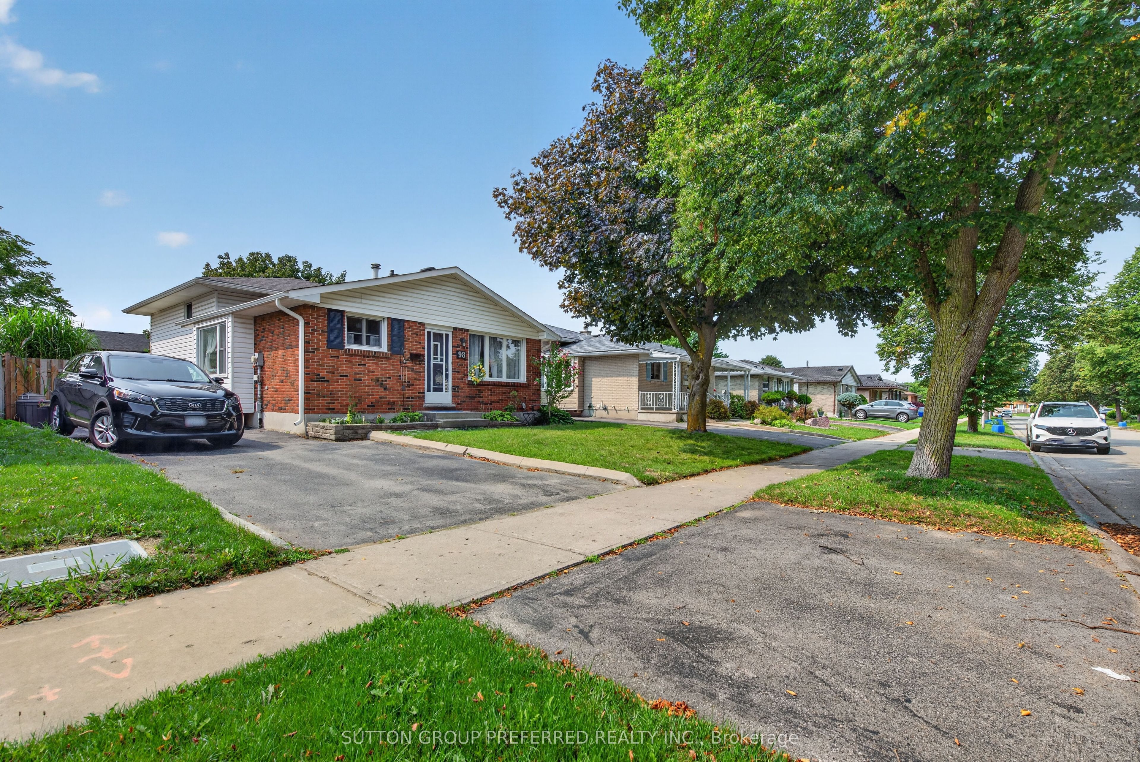 98 Surrey Crescent Property Photo 3