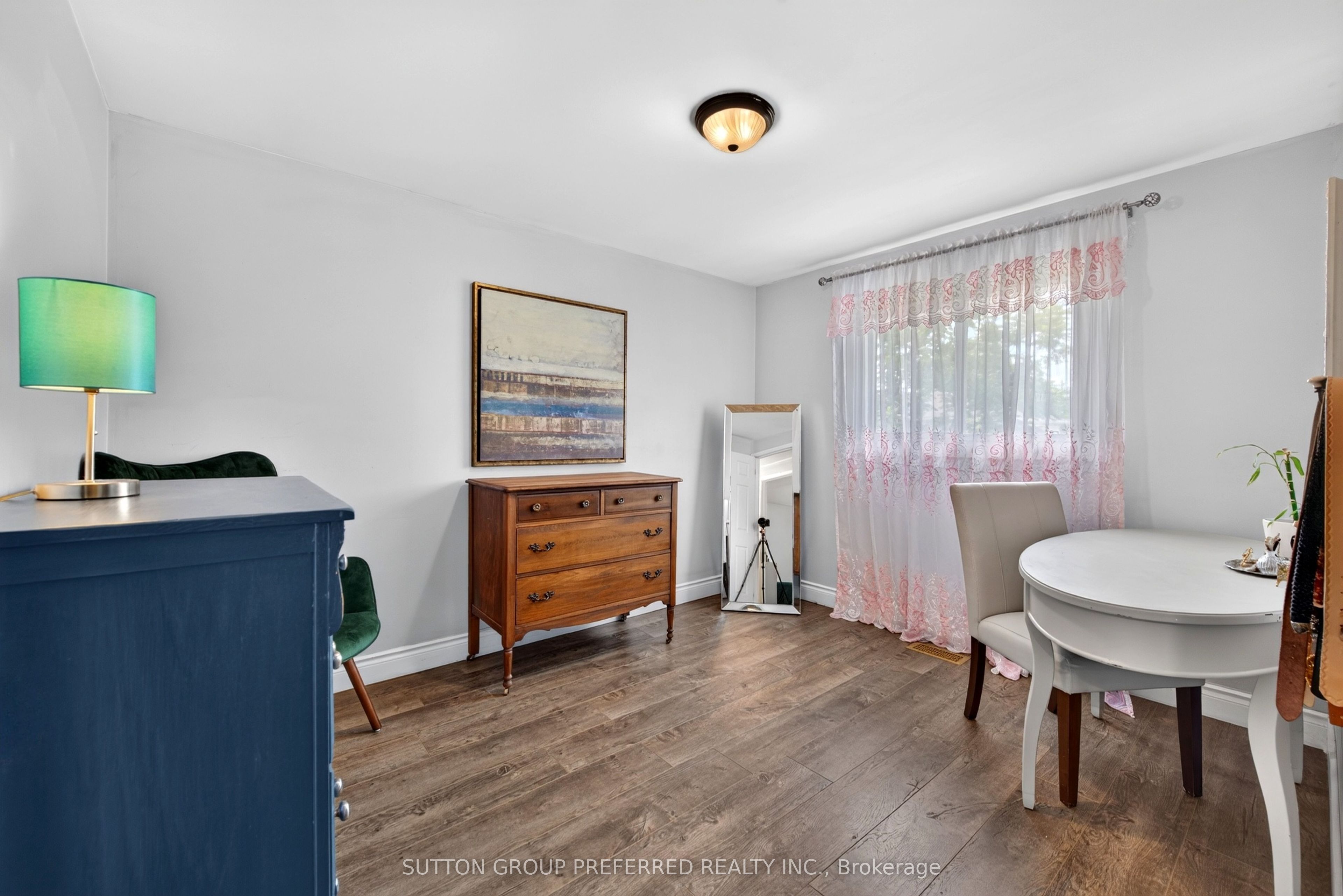 98 Surrey Crescent Property Photo 19