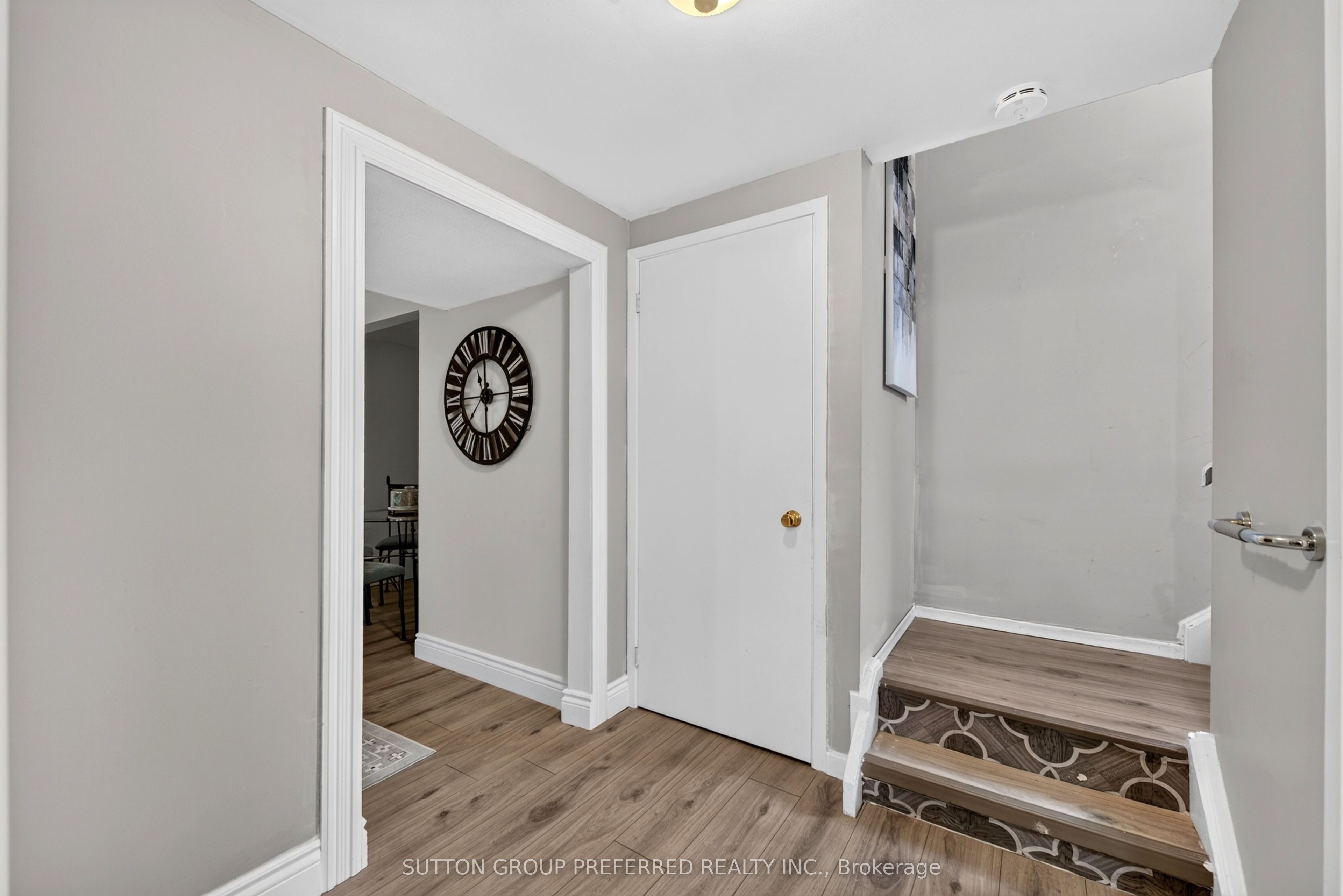 98 Surrey Crescent Property Photo 22