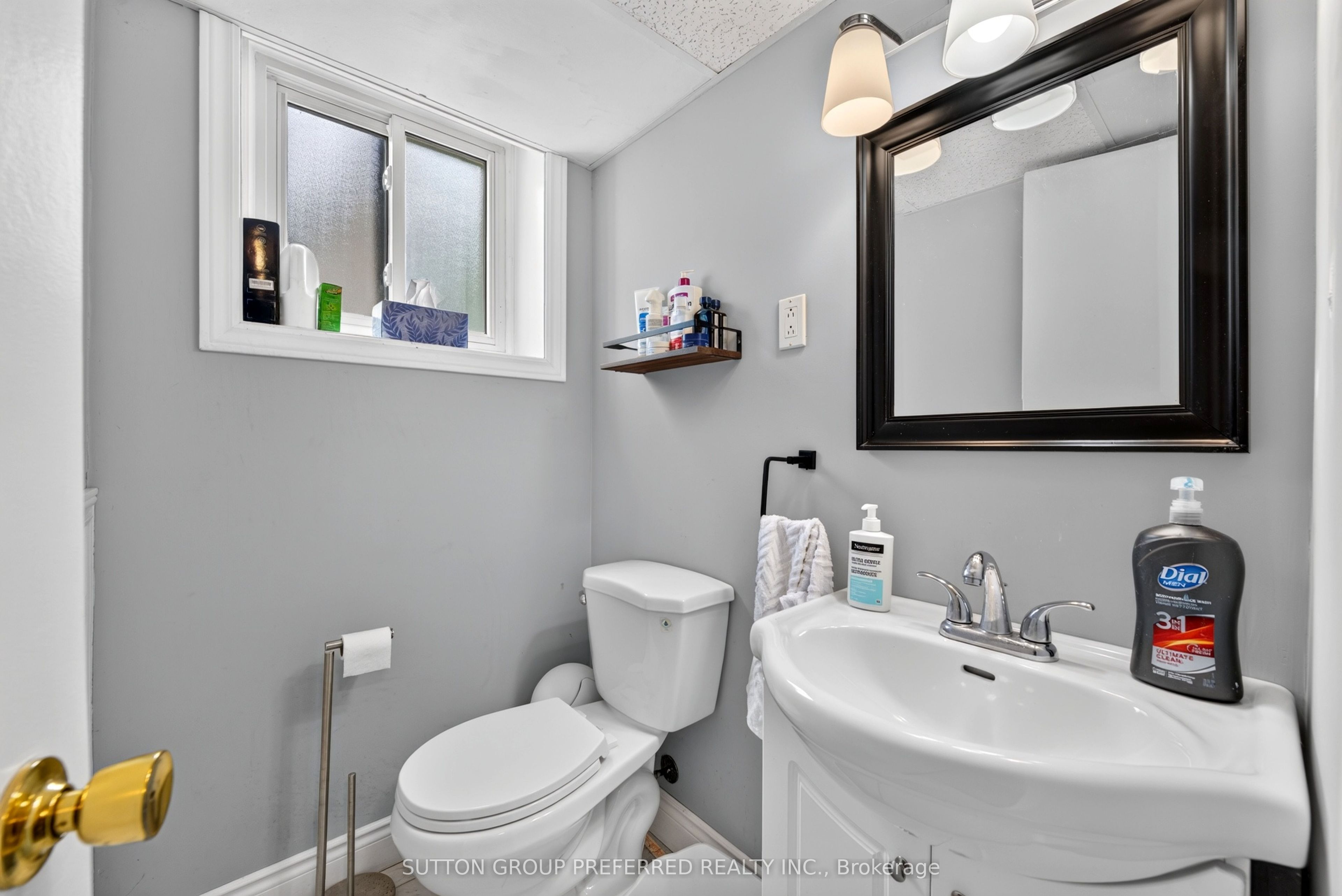 98 Surrey Crescent Property Photo 27