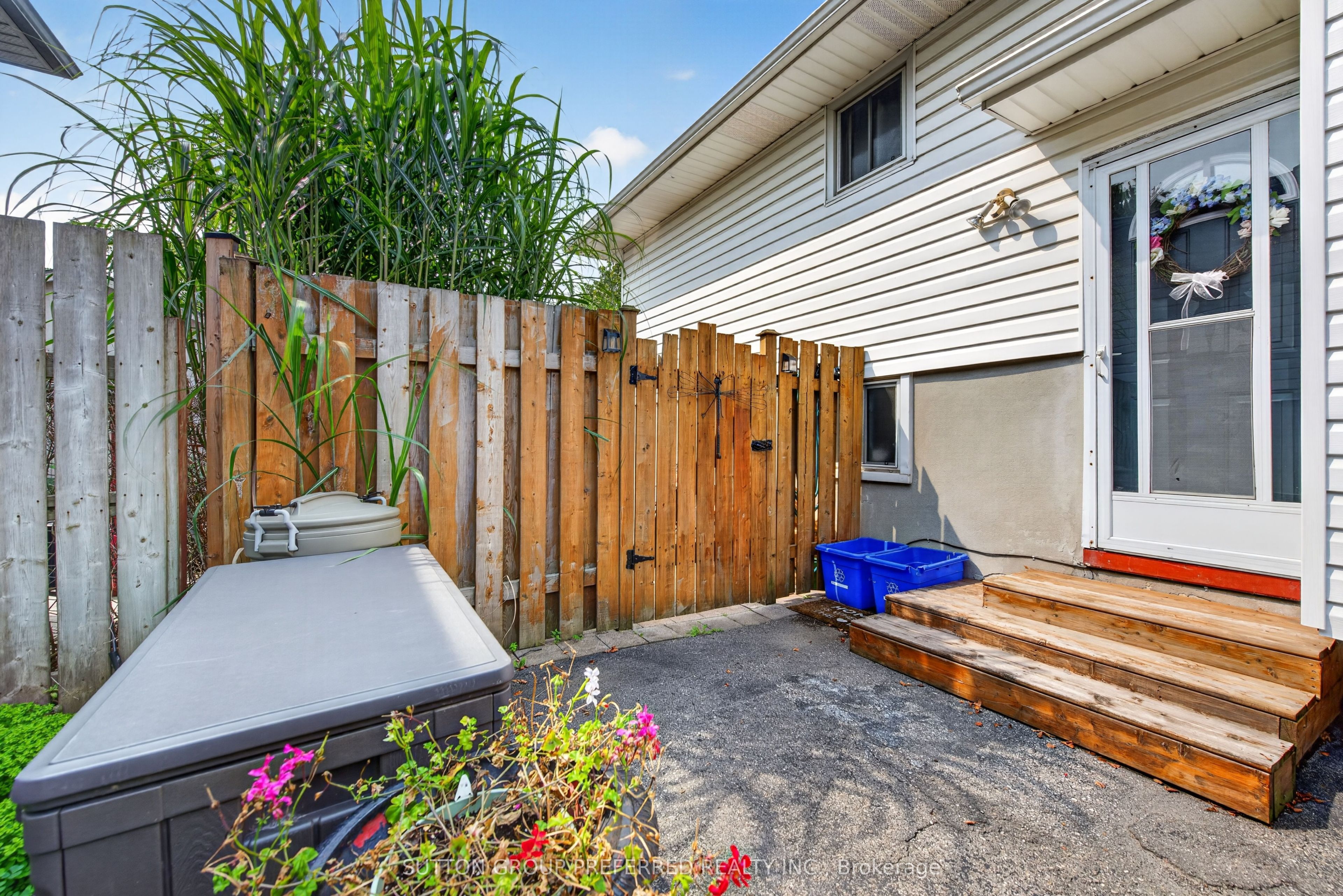 98 Surrey Crescent Property Photo 32