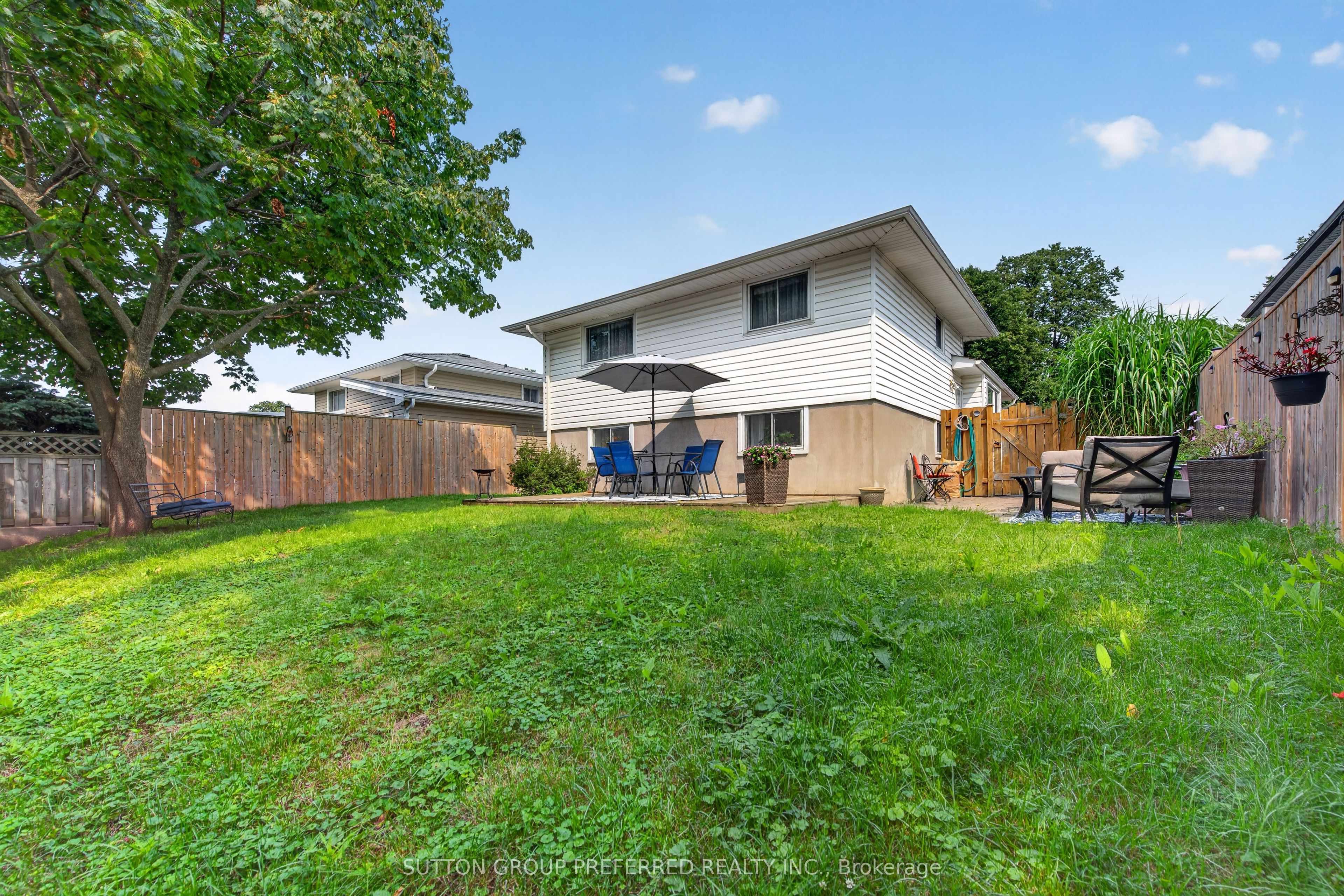 98 Surrey Crescent Property Photo 35