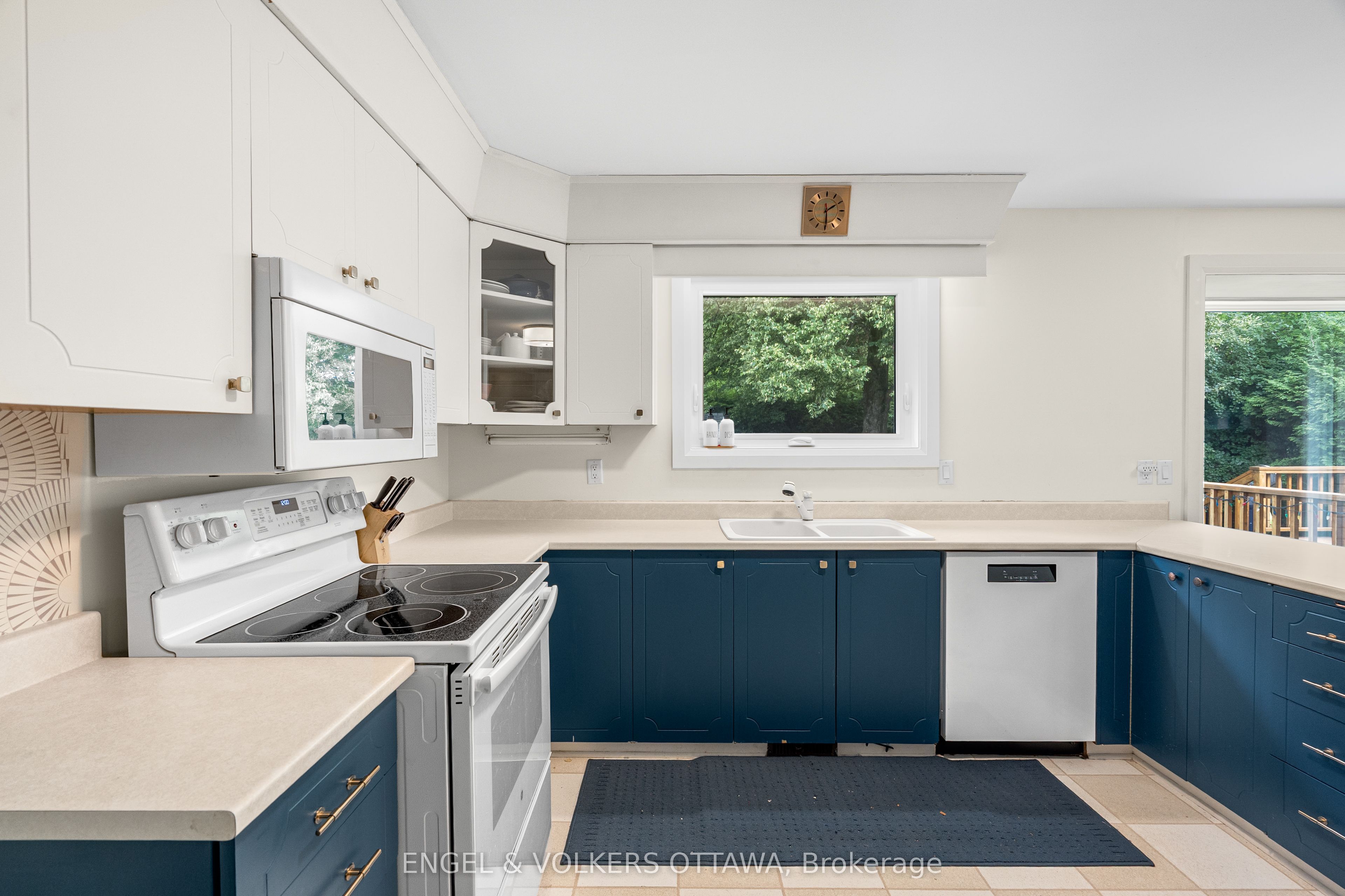 2343 Whitehaven Crescent Property Photo 16