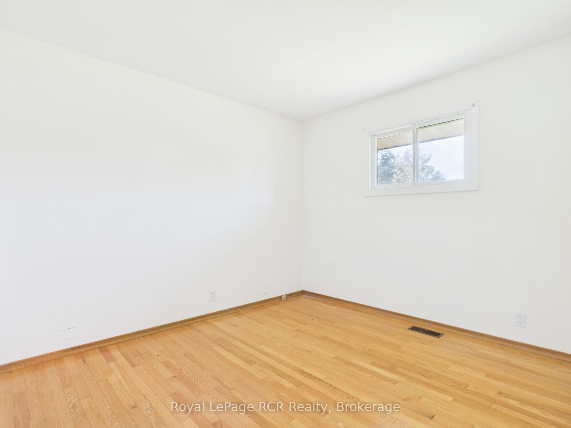 30 Mark Street E Property Photo 12