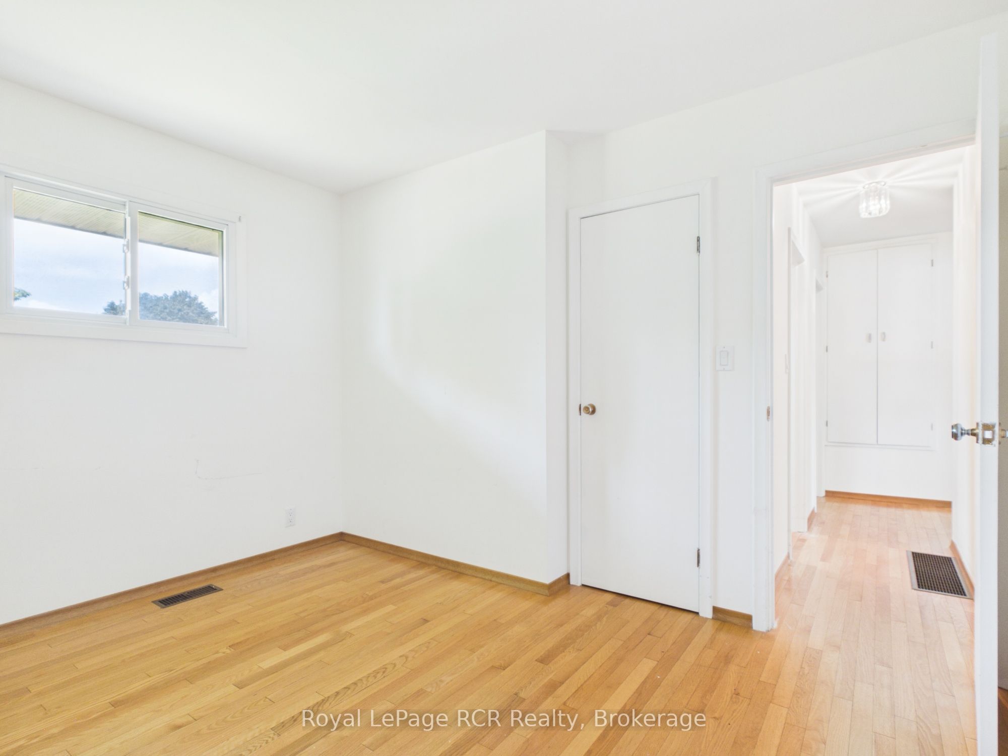 30 Mark Street E Property Photo 13
