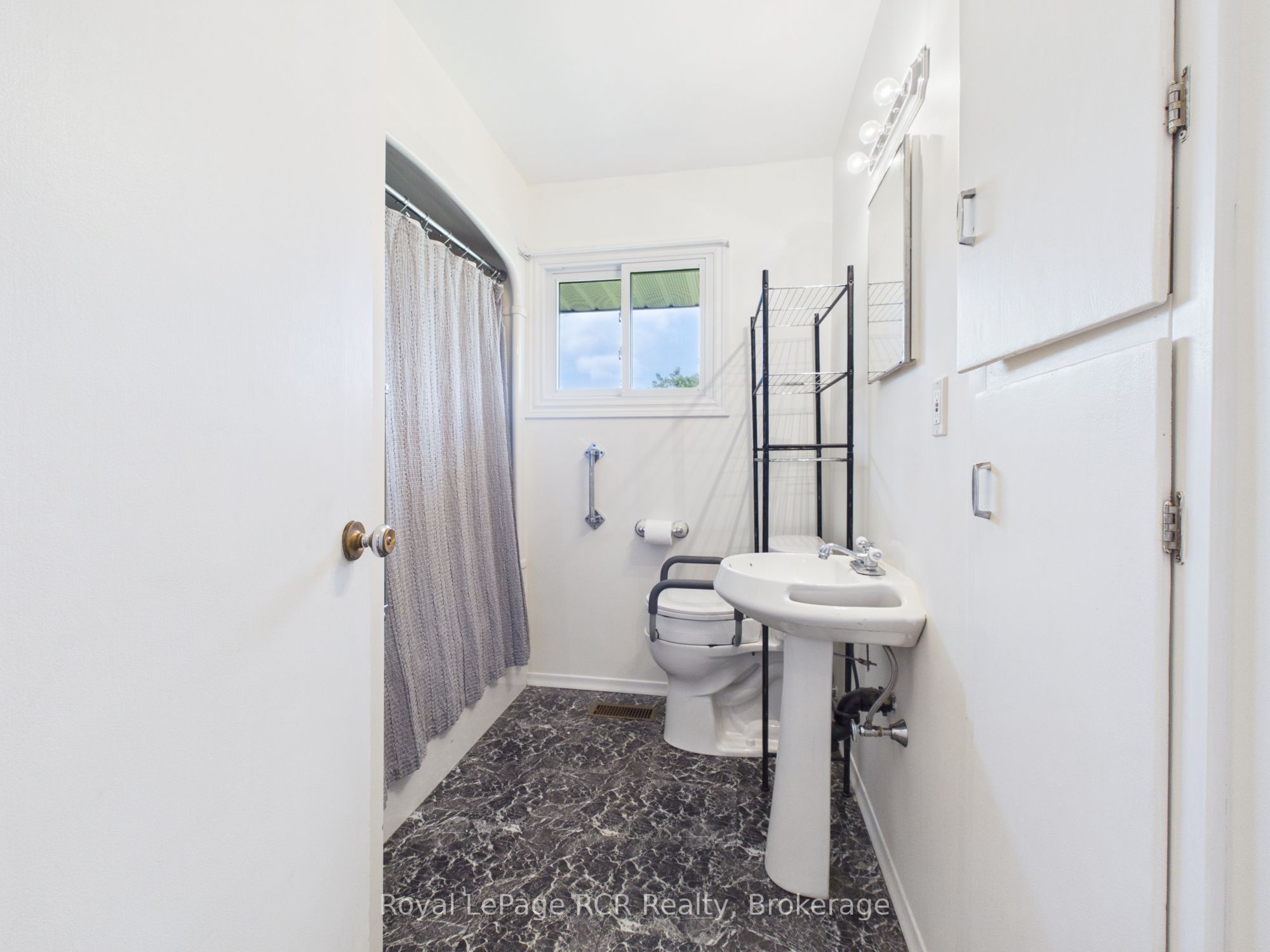 30 Mark Street E Property Photo 14