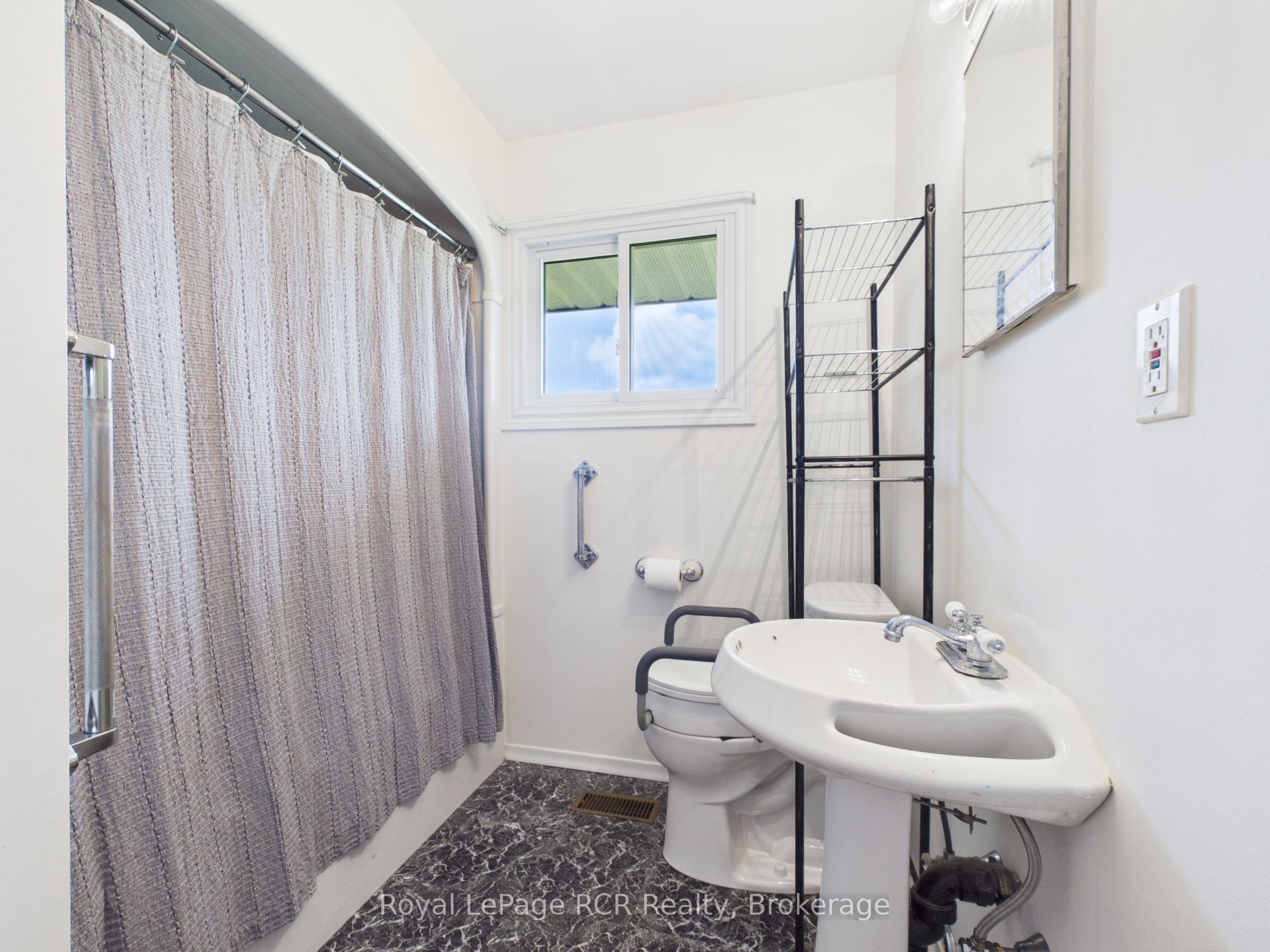 30 Mark Street E Property Photo 15