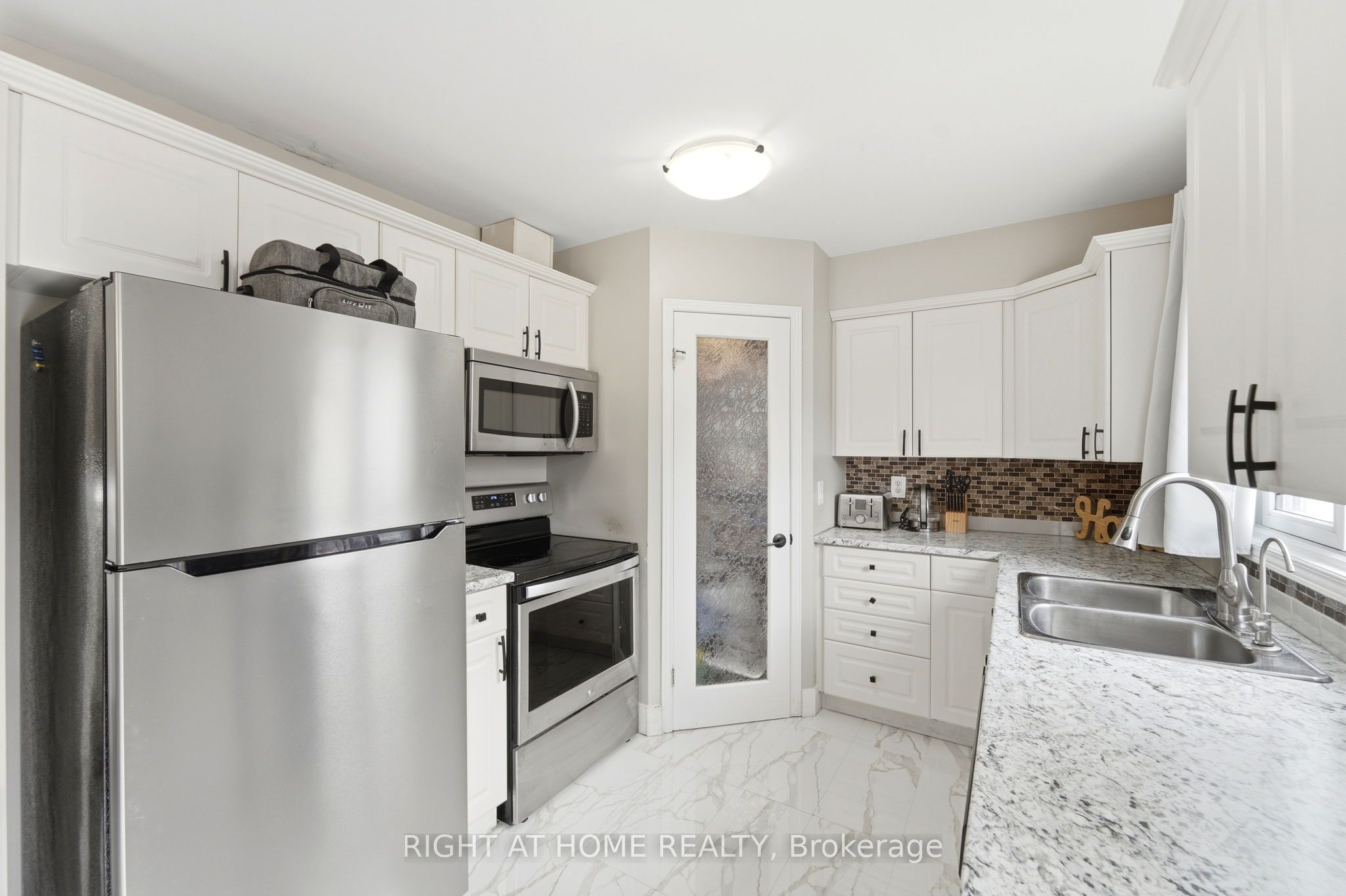 65 Wellington South Property Photo 9