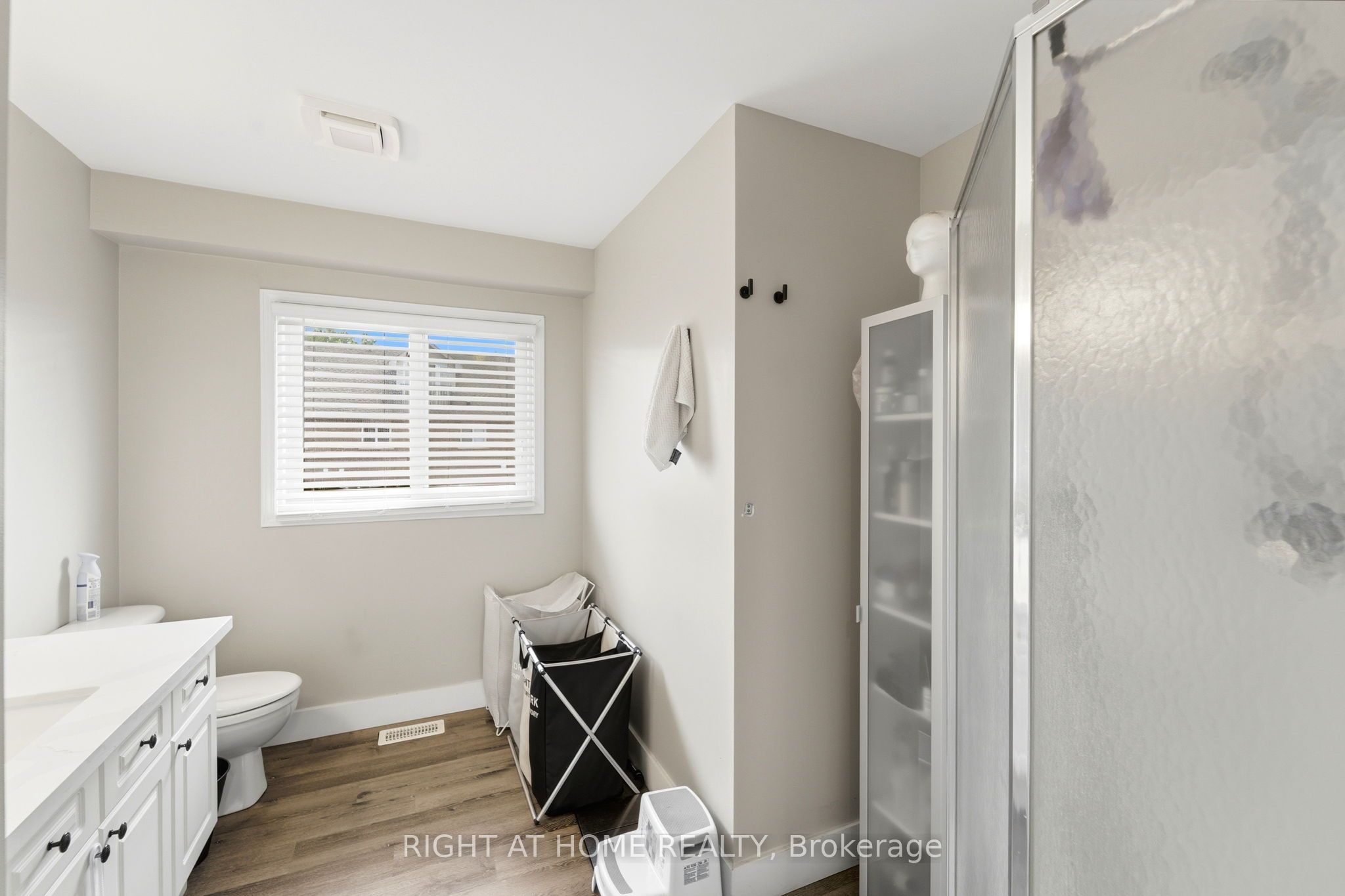 65 Wellington South Property Photo 18