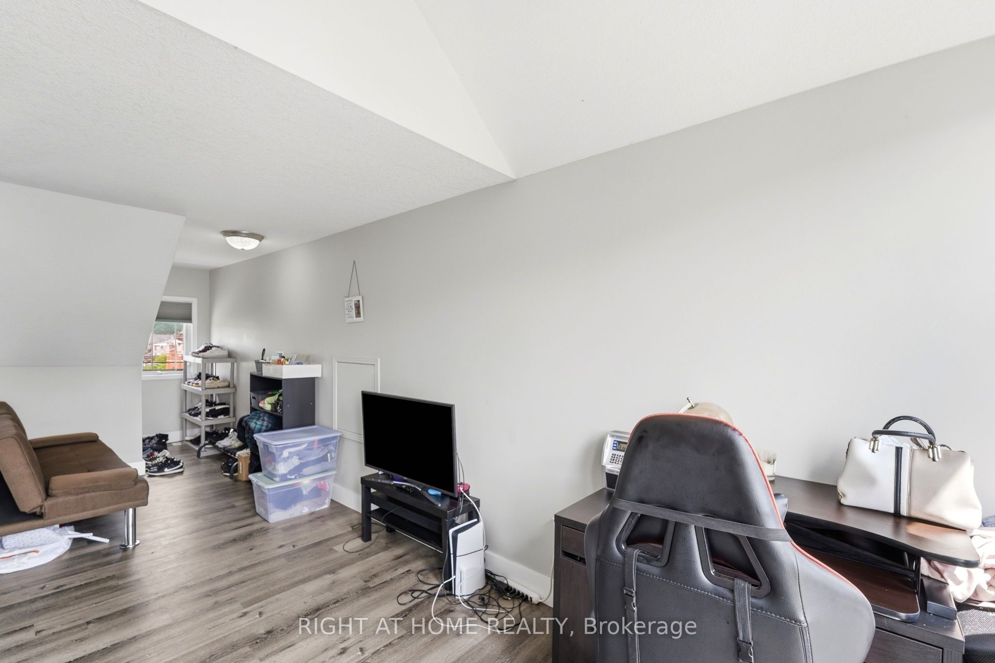 65 Wellington South Property Photo 26
