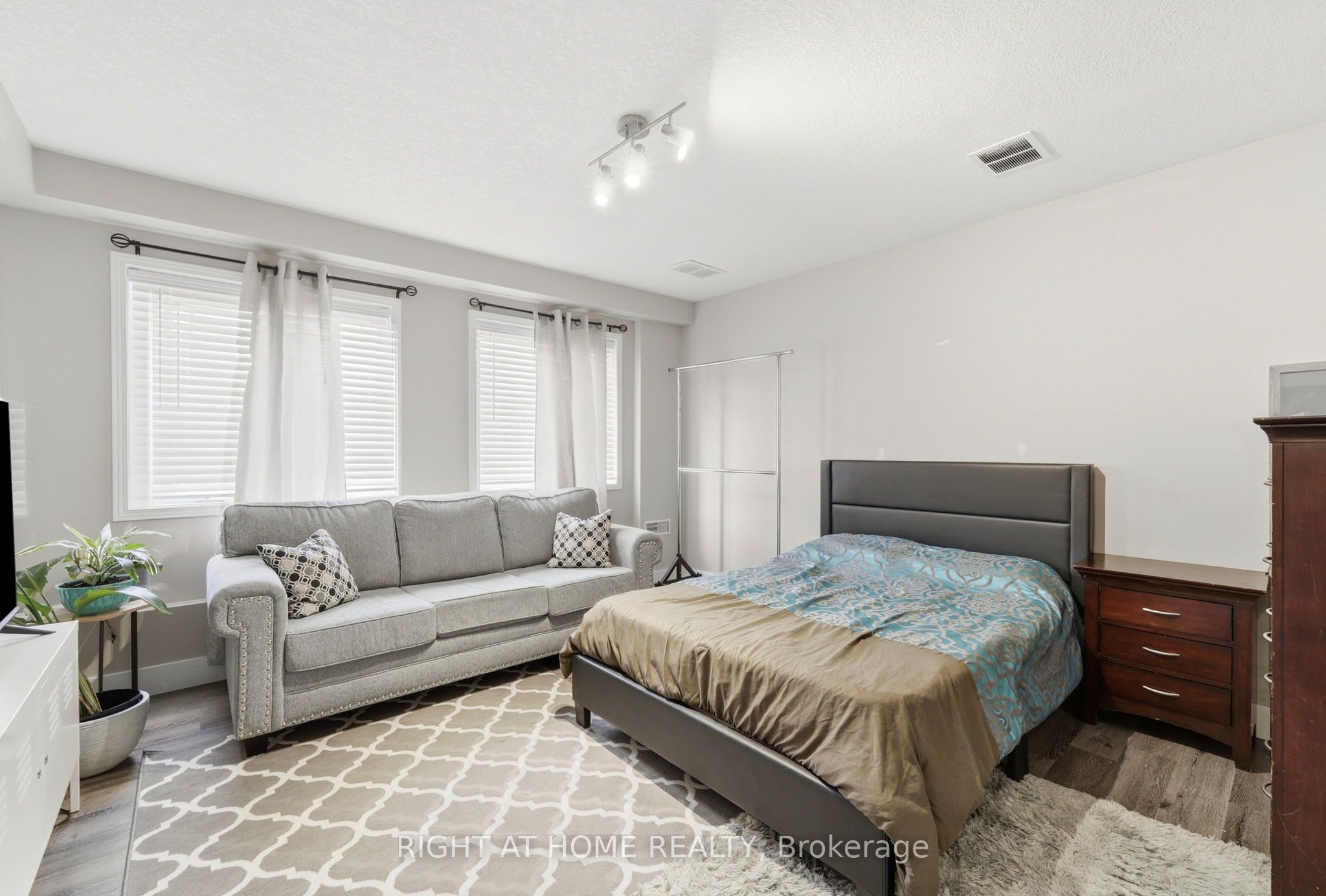 65 Wellington South Property Photo 31