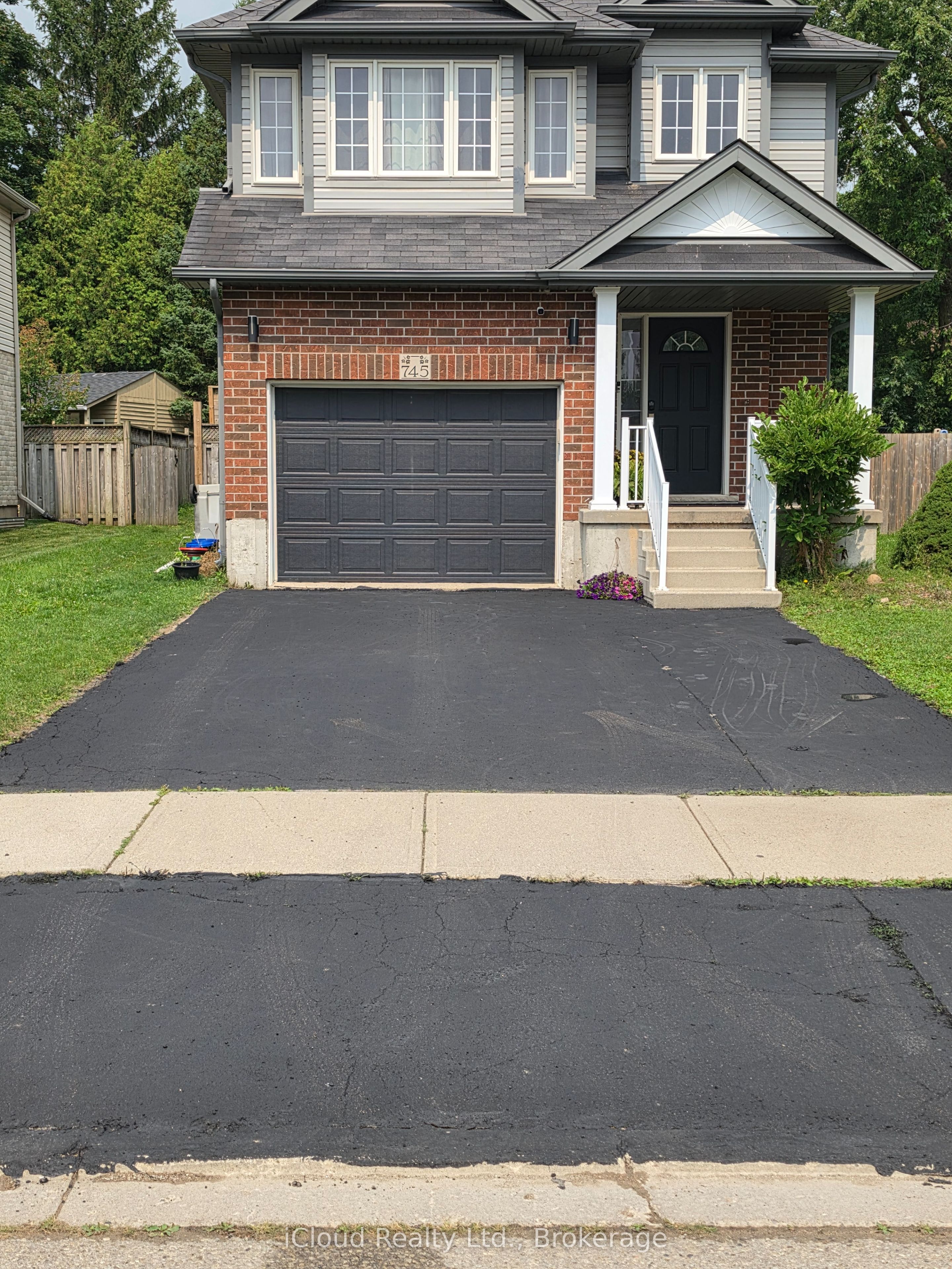 745 Reid Crescent Property Photo 2