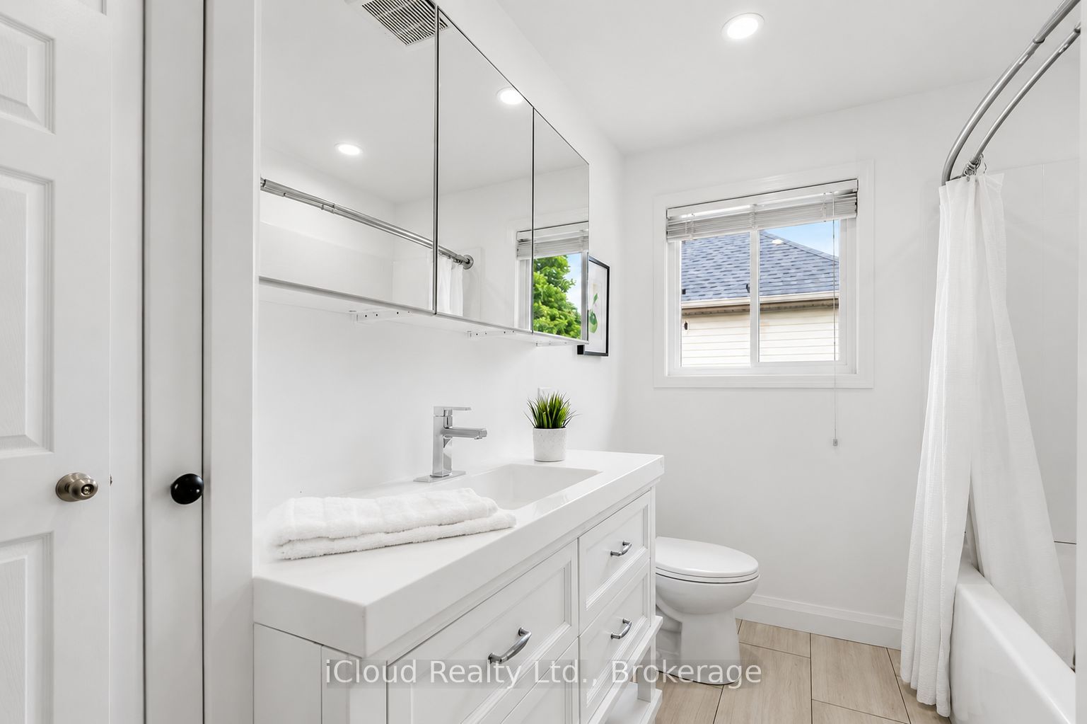 745 Reid Crescent Property Photo 9