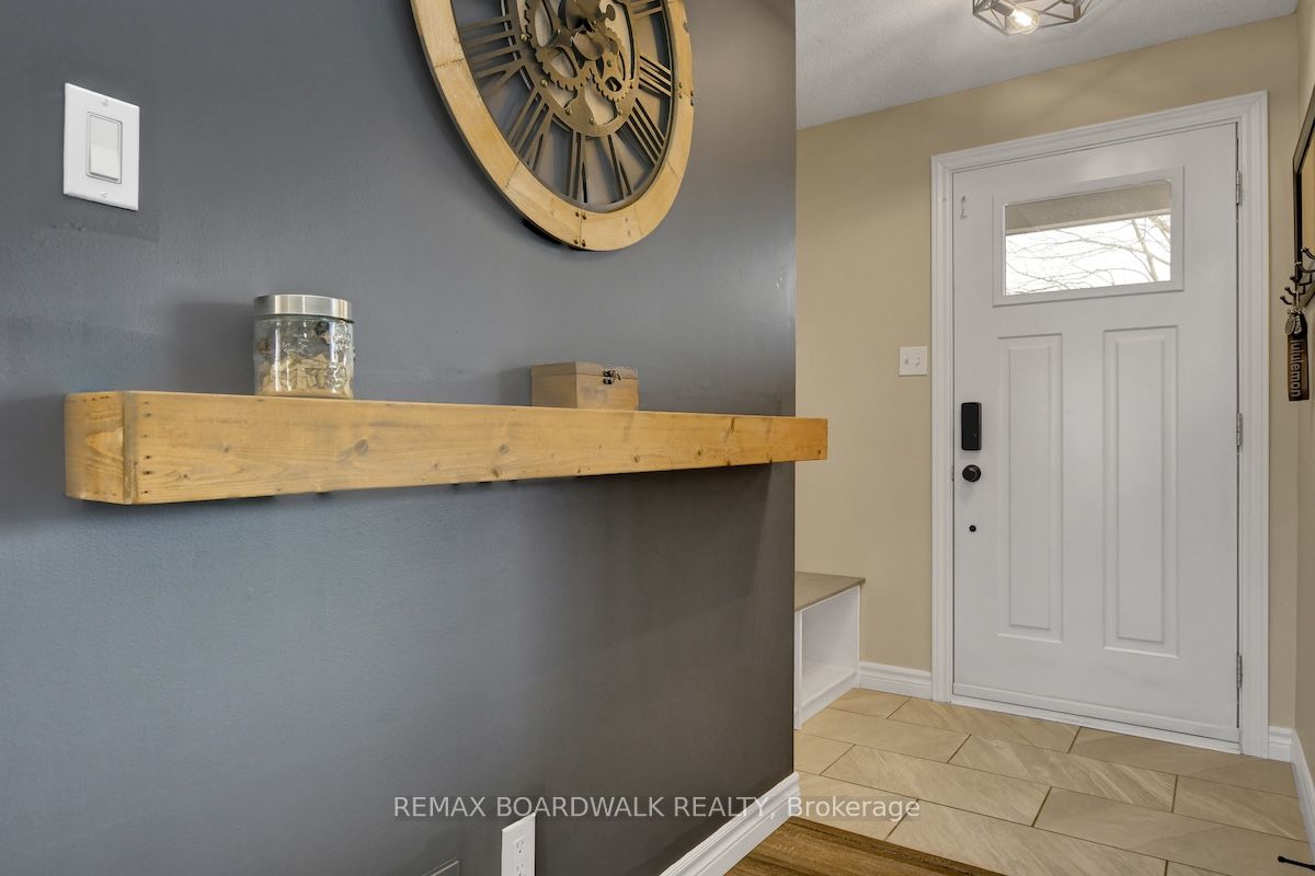 1505 7th Line Property Photo 6