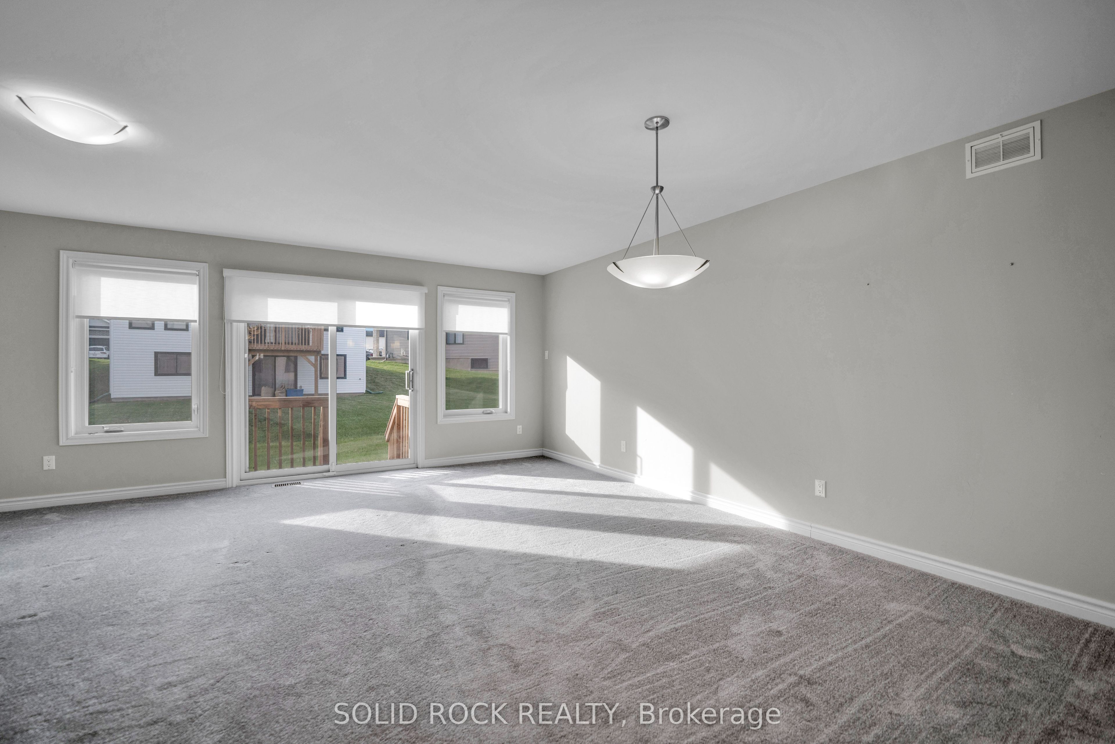 54 Griffith Way Property Photo 6