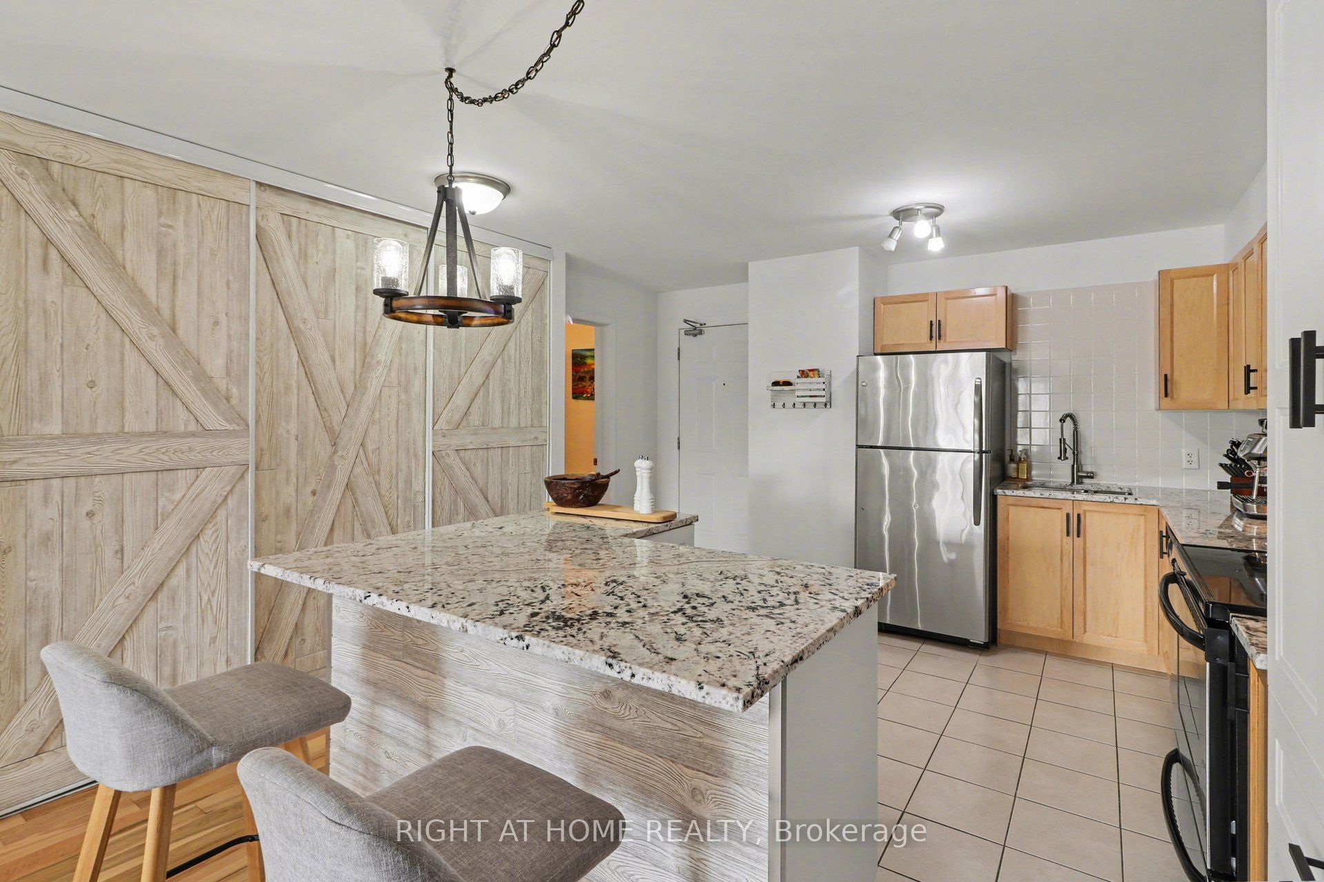 646 Cummings Avenue 202 Property Photo 17