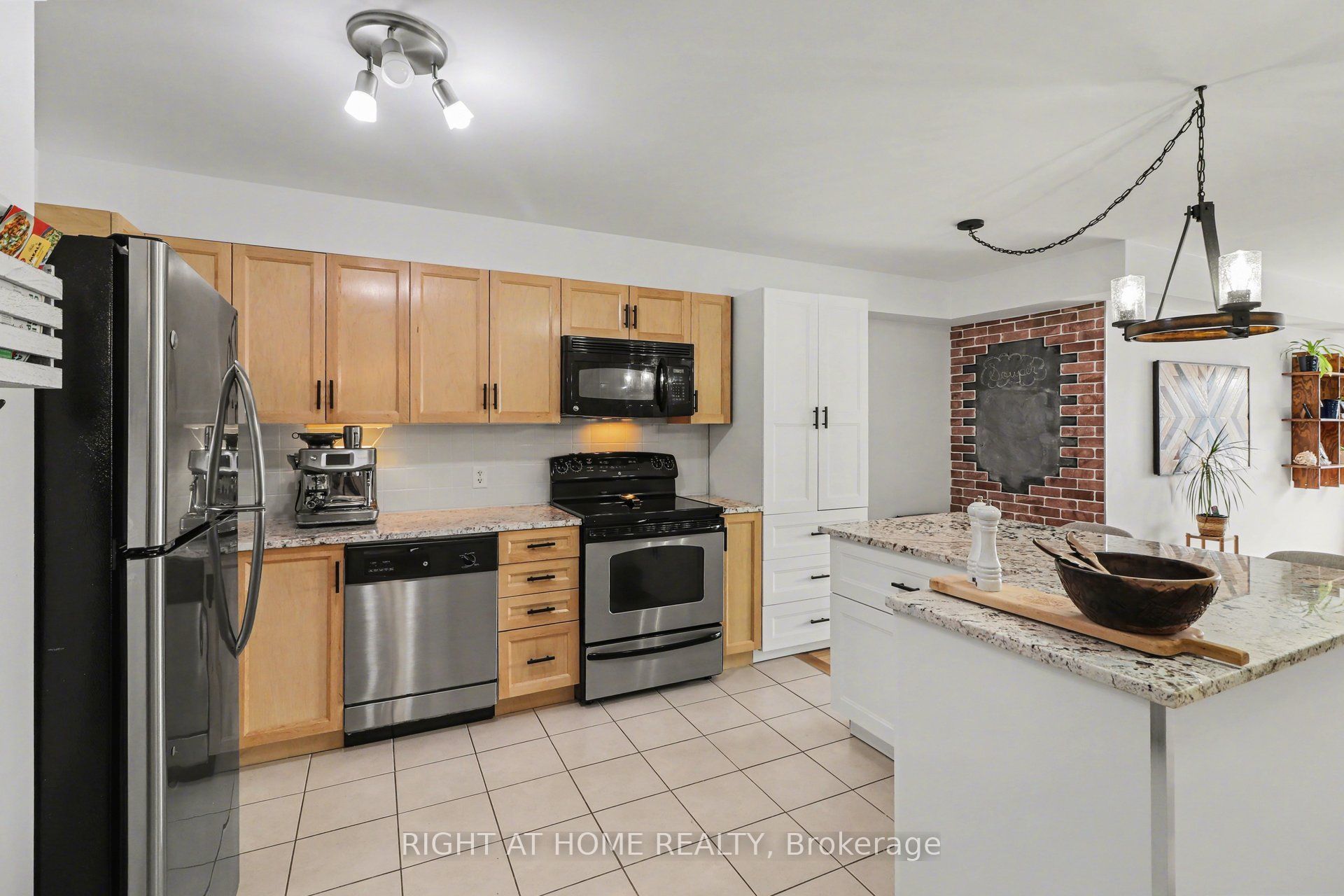 646 Cummings Avenue 202 Property Photo 18