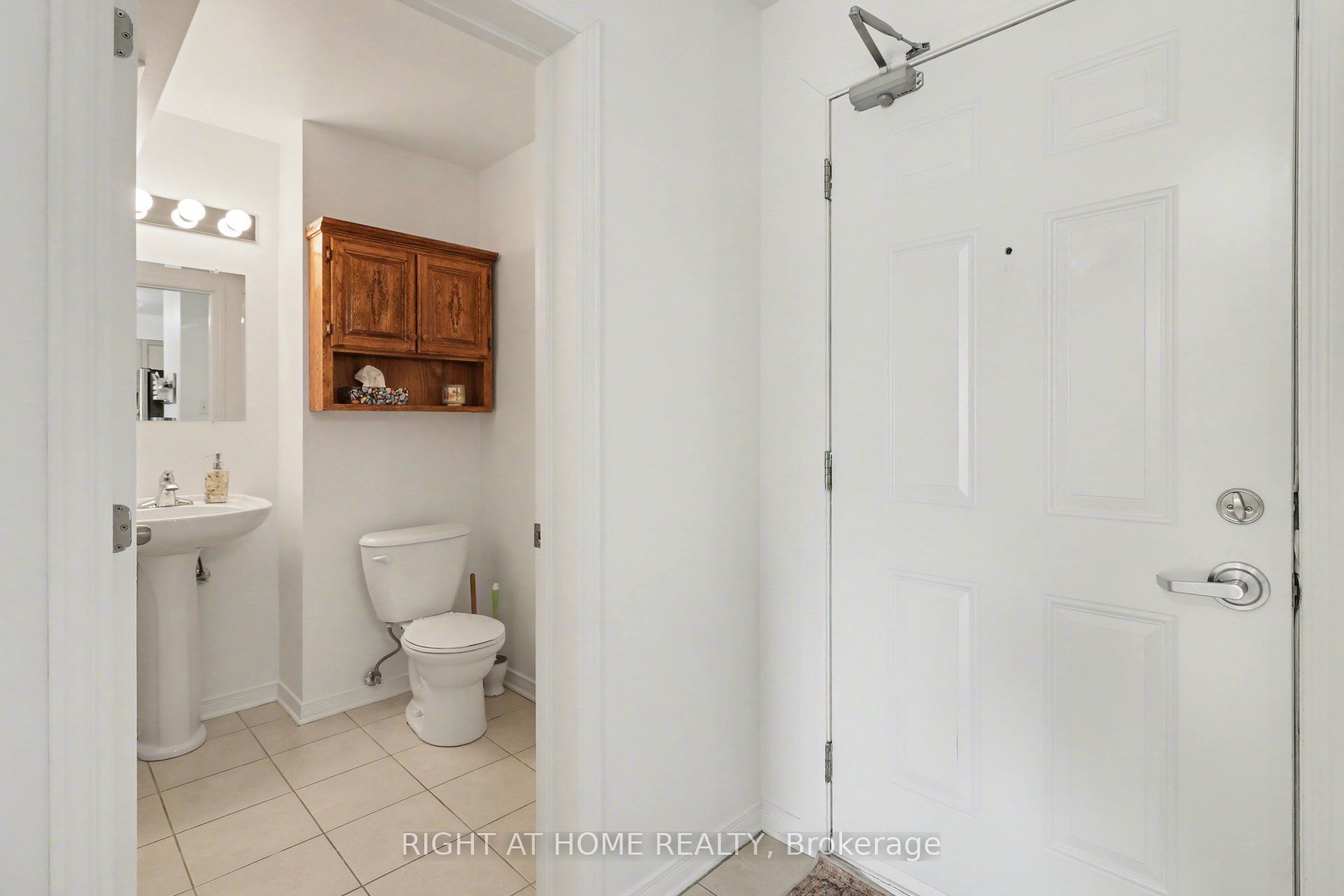 646 Cummings Avenue 202 Property Photo 28