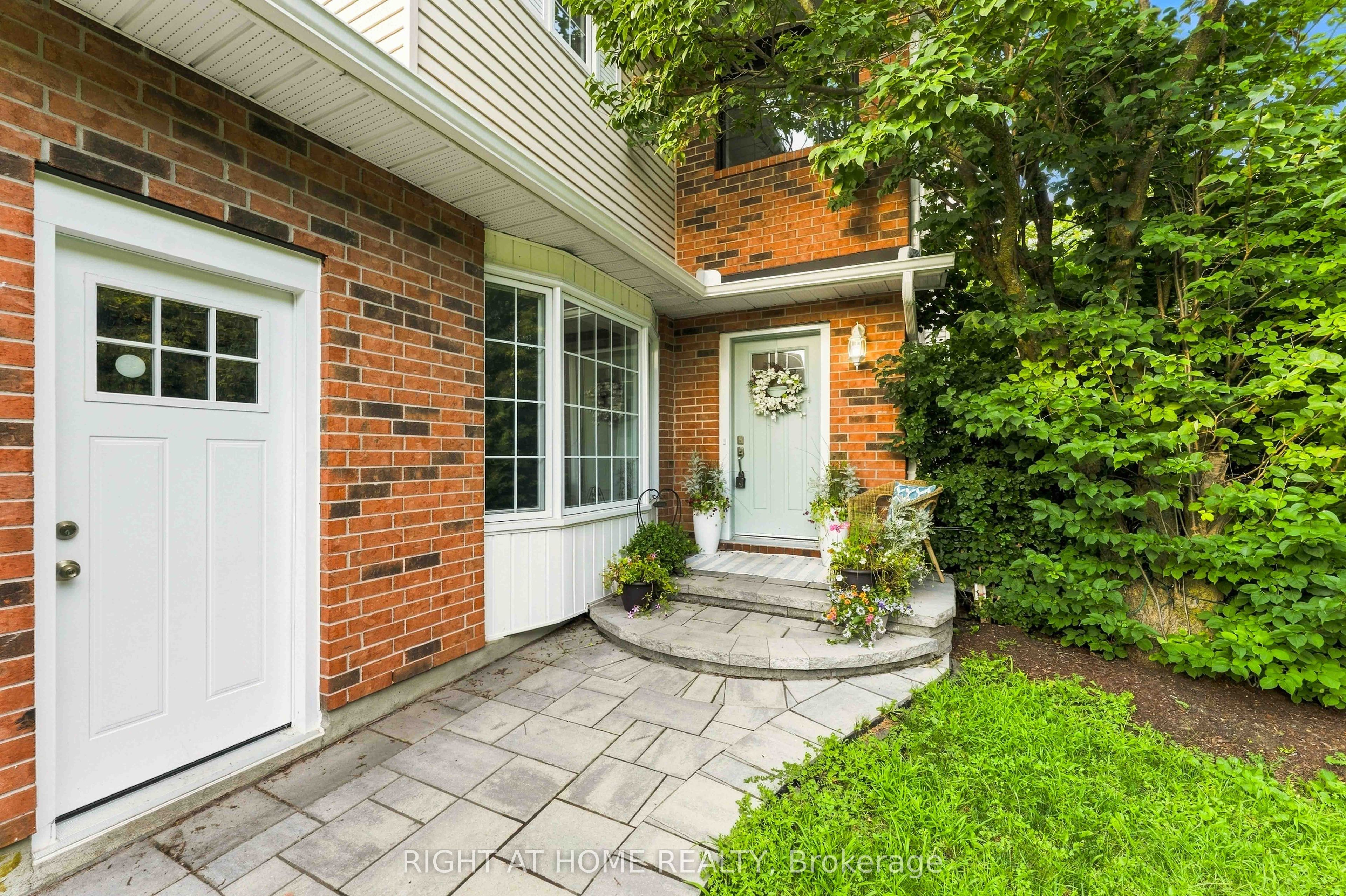 25 Waterton Crescent Property Photo 3