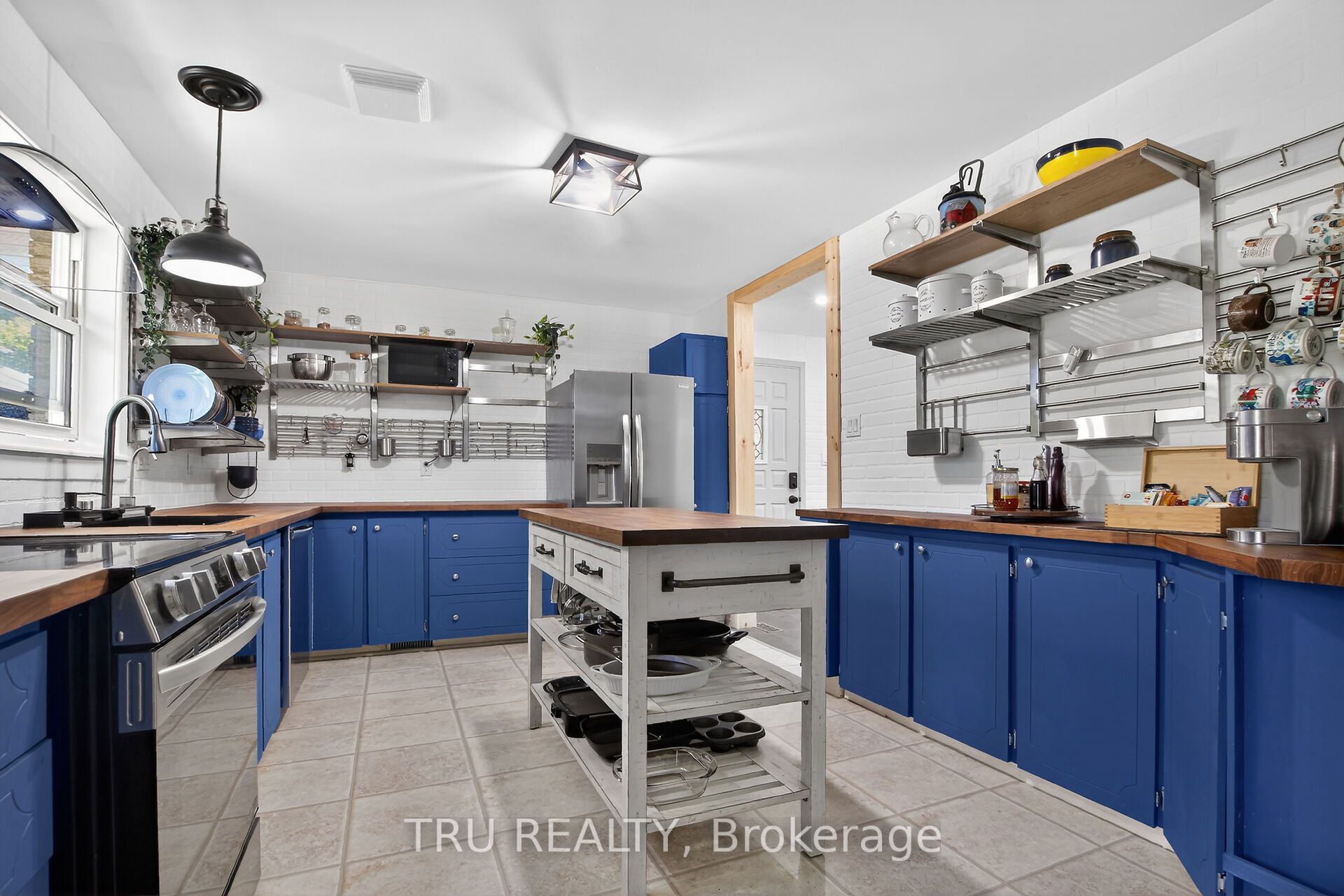 3910 Highland Road Property Photo 9