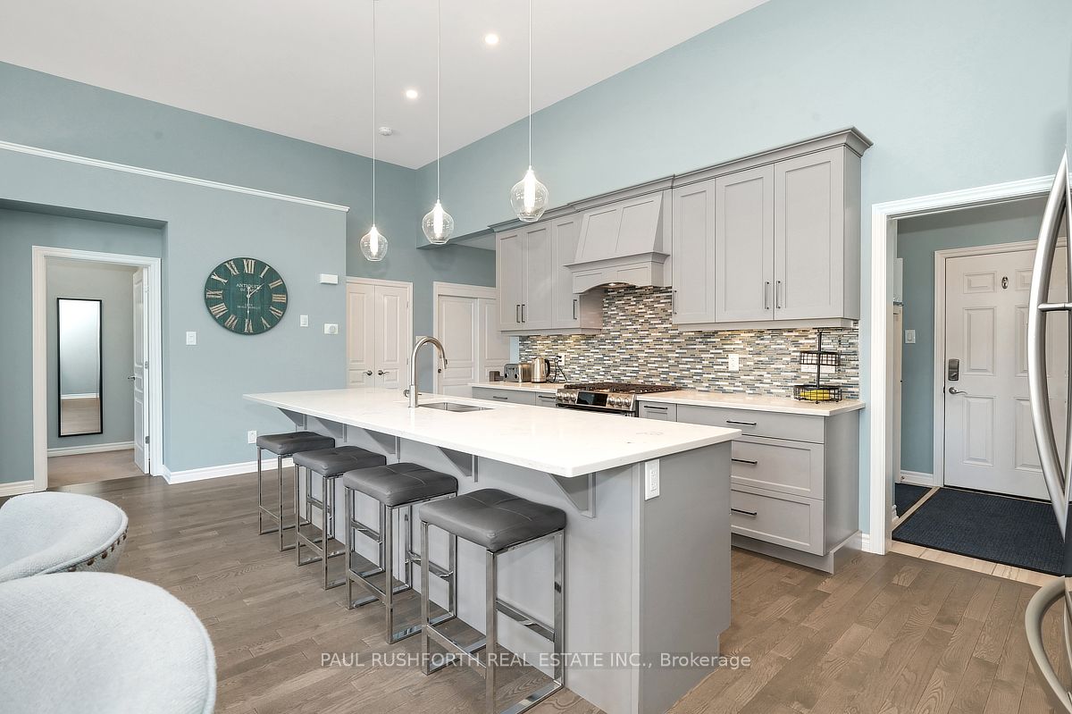 332 De L'etang Street Property Photo 14