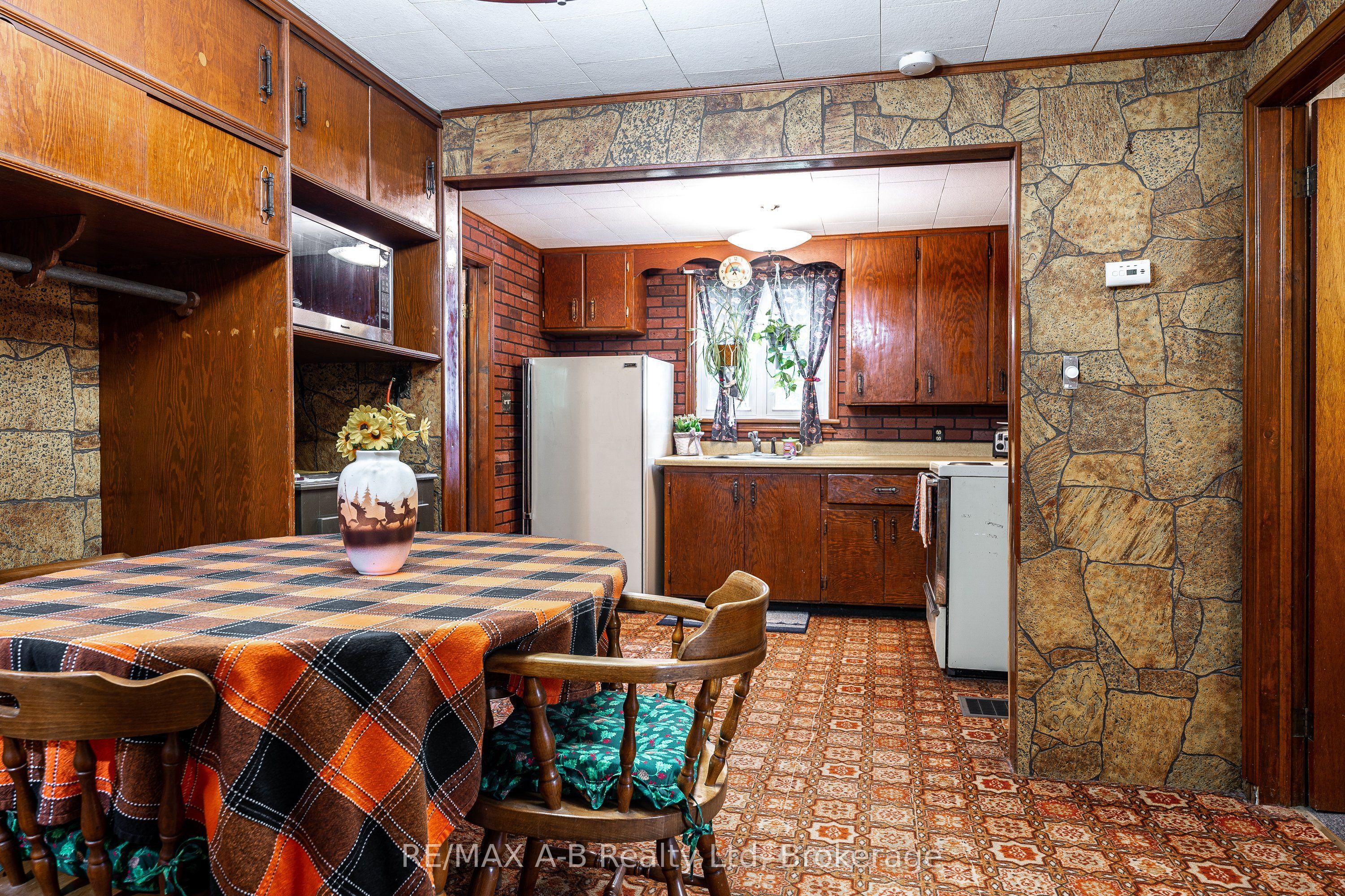 376553 Line 37 Property Photo 9