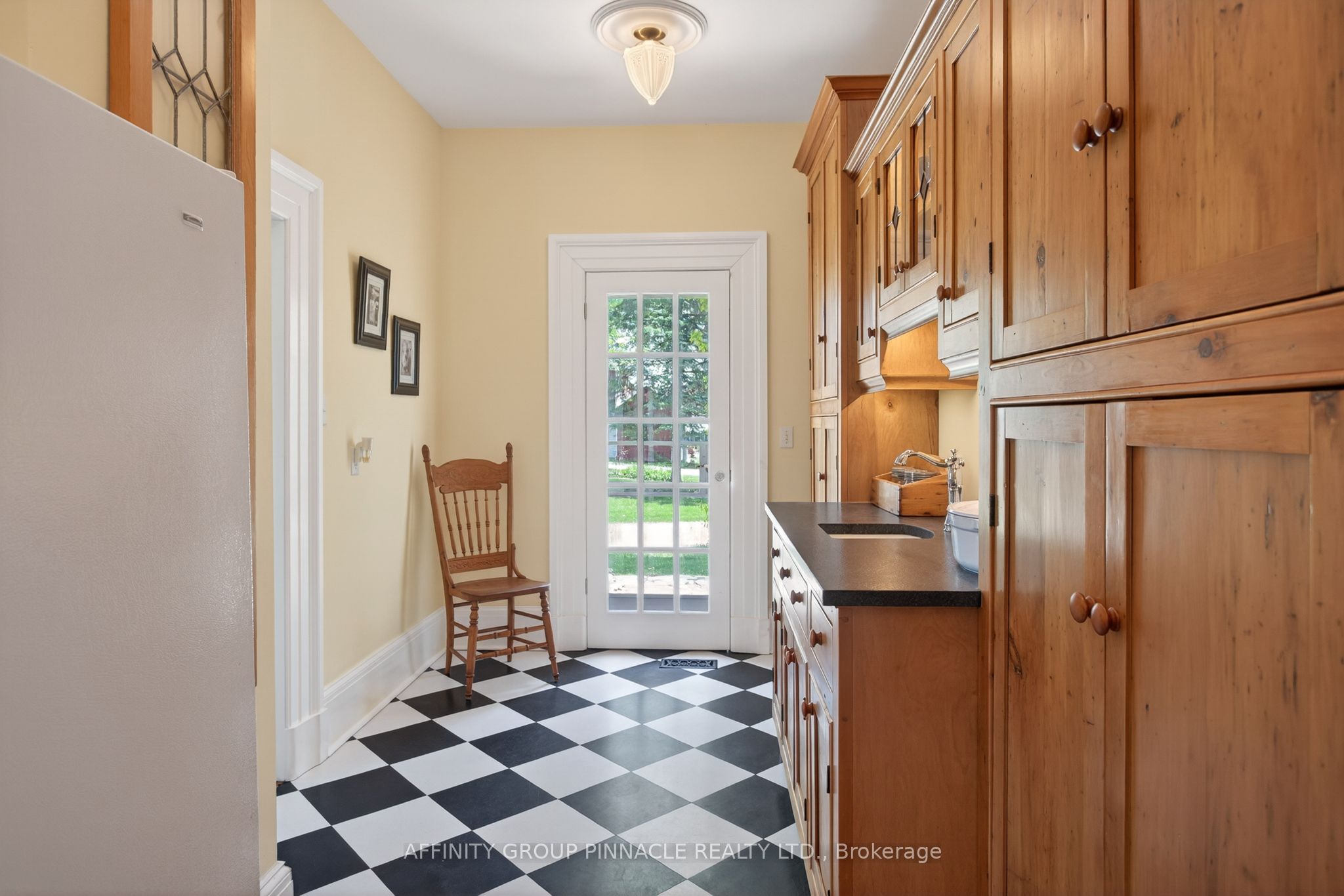 145 King Street Property Photo 10