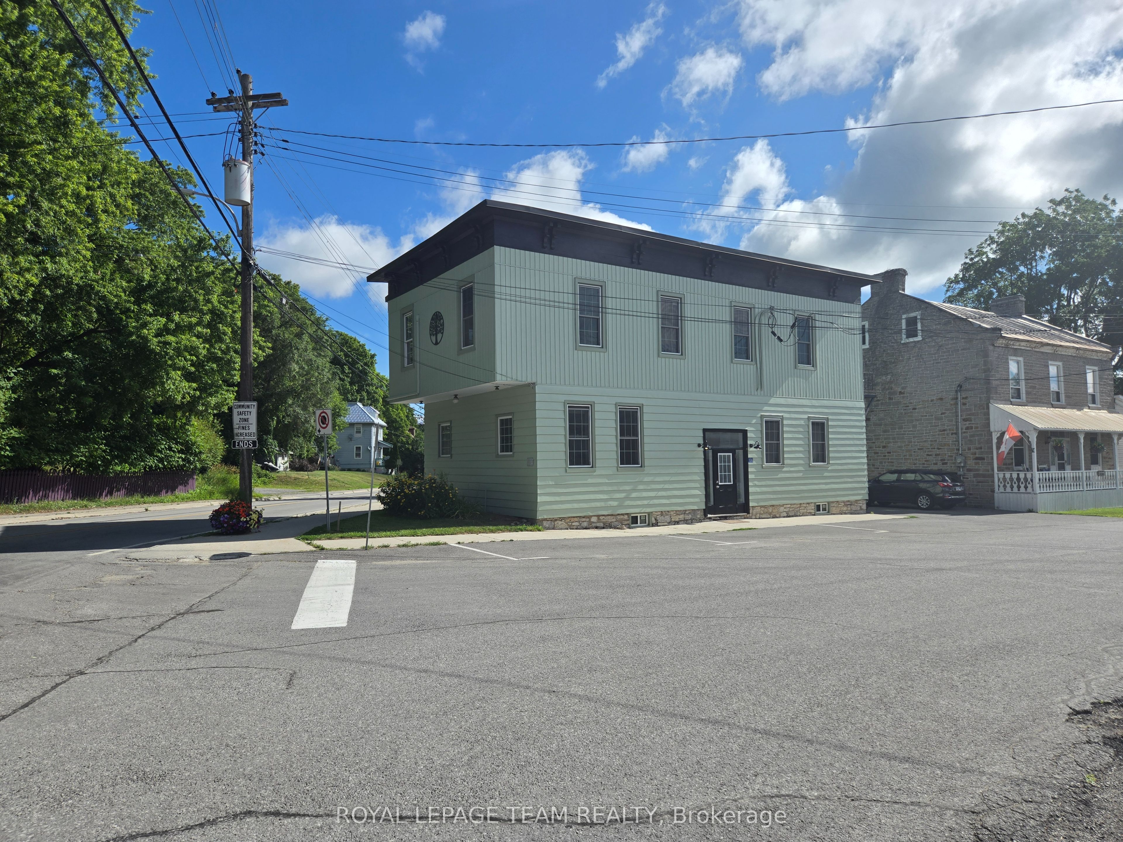 106 Renfrew Street S Property Photo 1