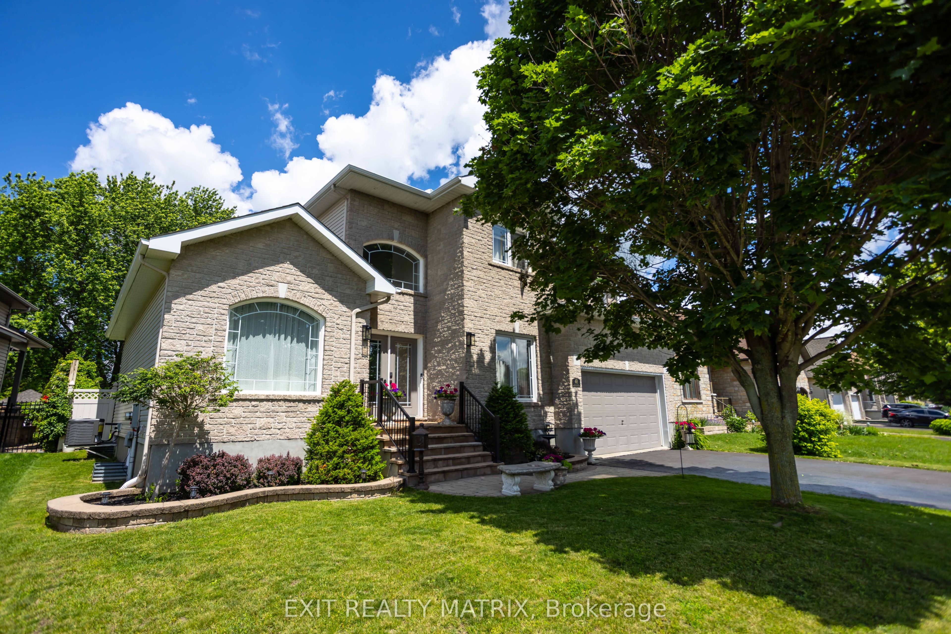 48 De La Rive Drive Property Photo 1
