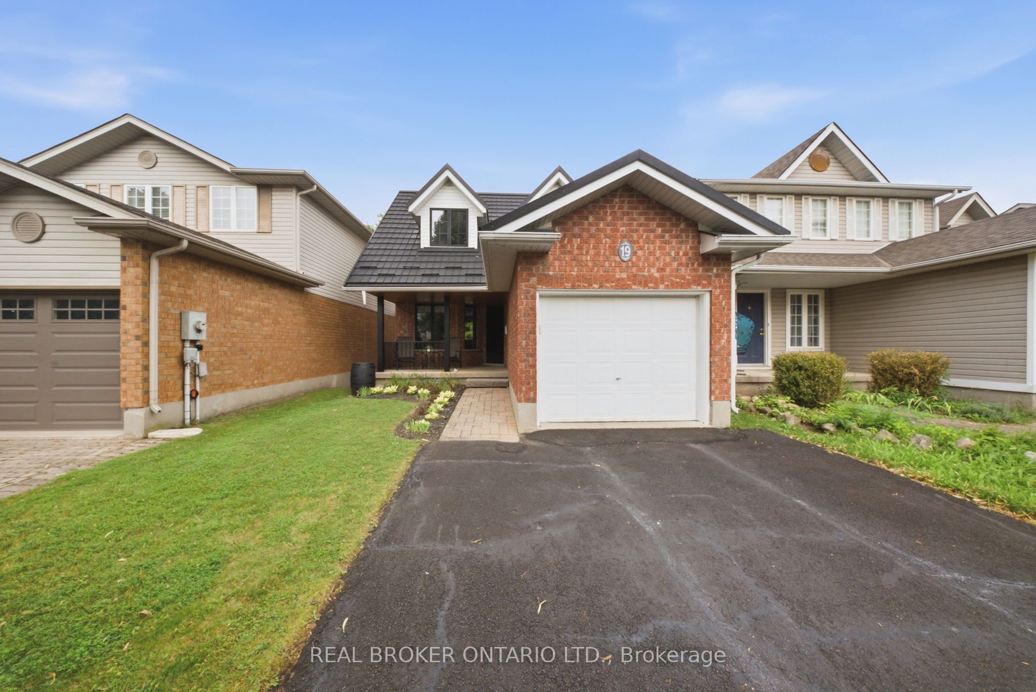 19 Boulder Crescent Property Photo 1
