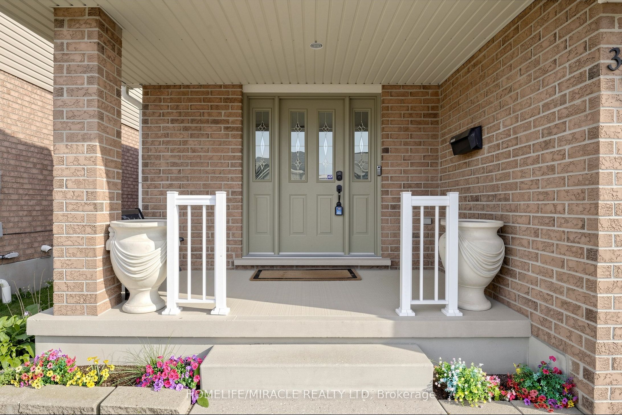 378 Mountain Laurel Crescent Property Photo 2