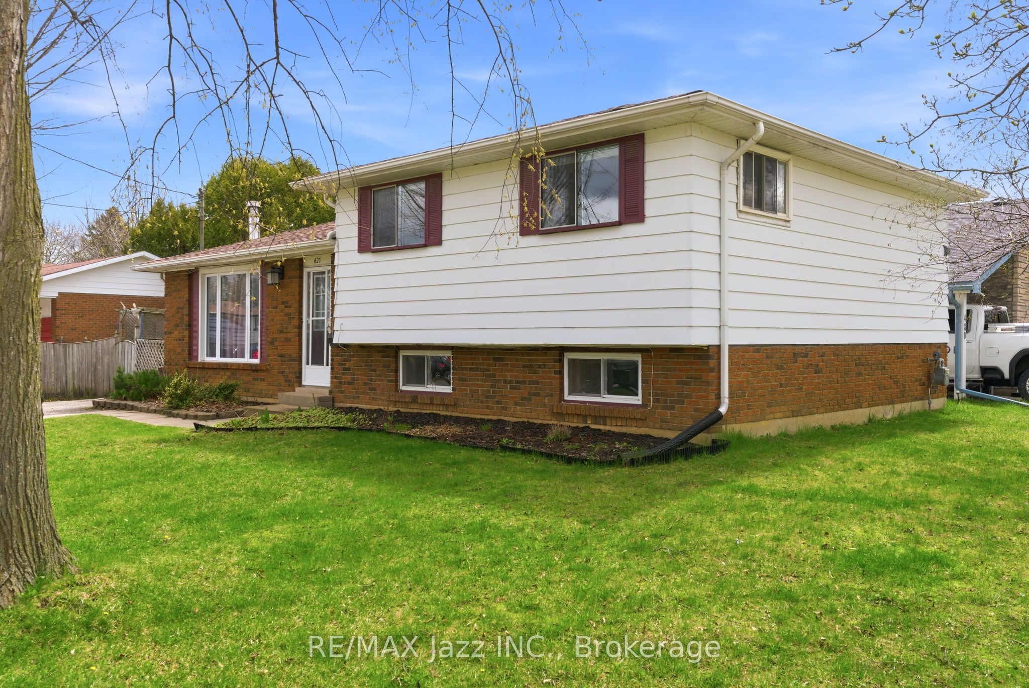 621 Willow Crescent Property Photo 1