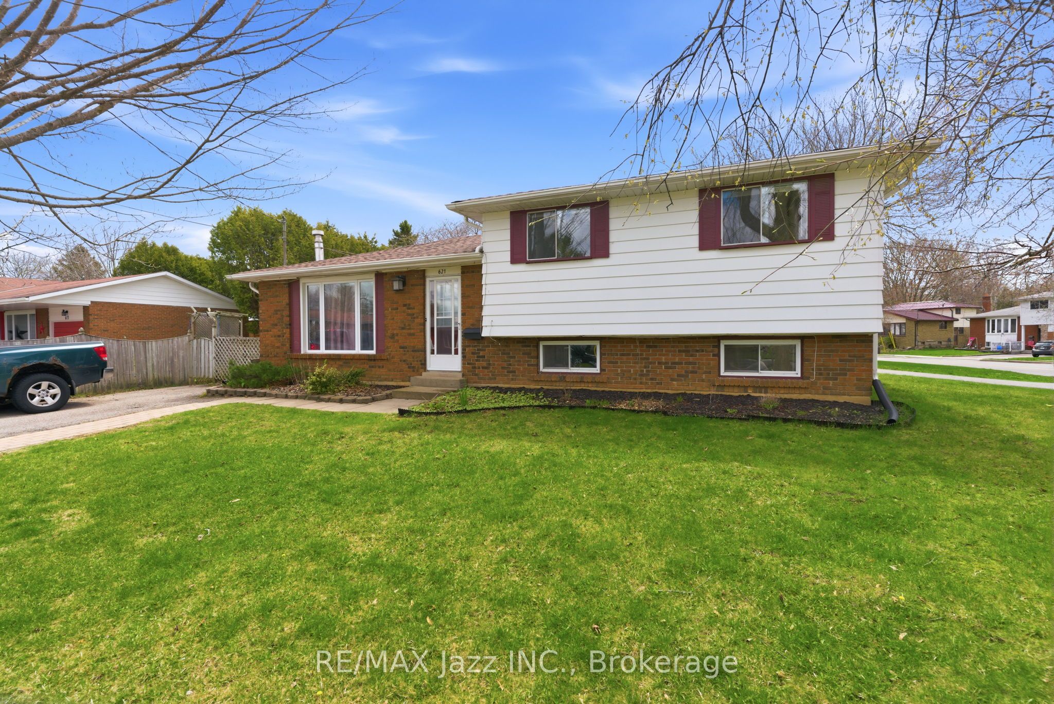 621 Willow Crescent Property Photo 2
